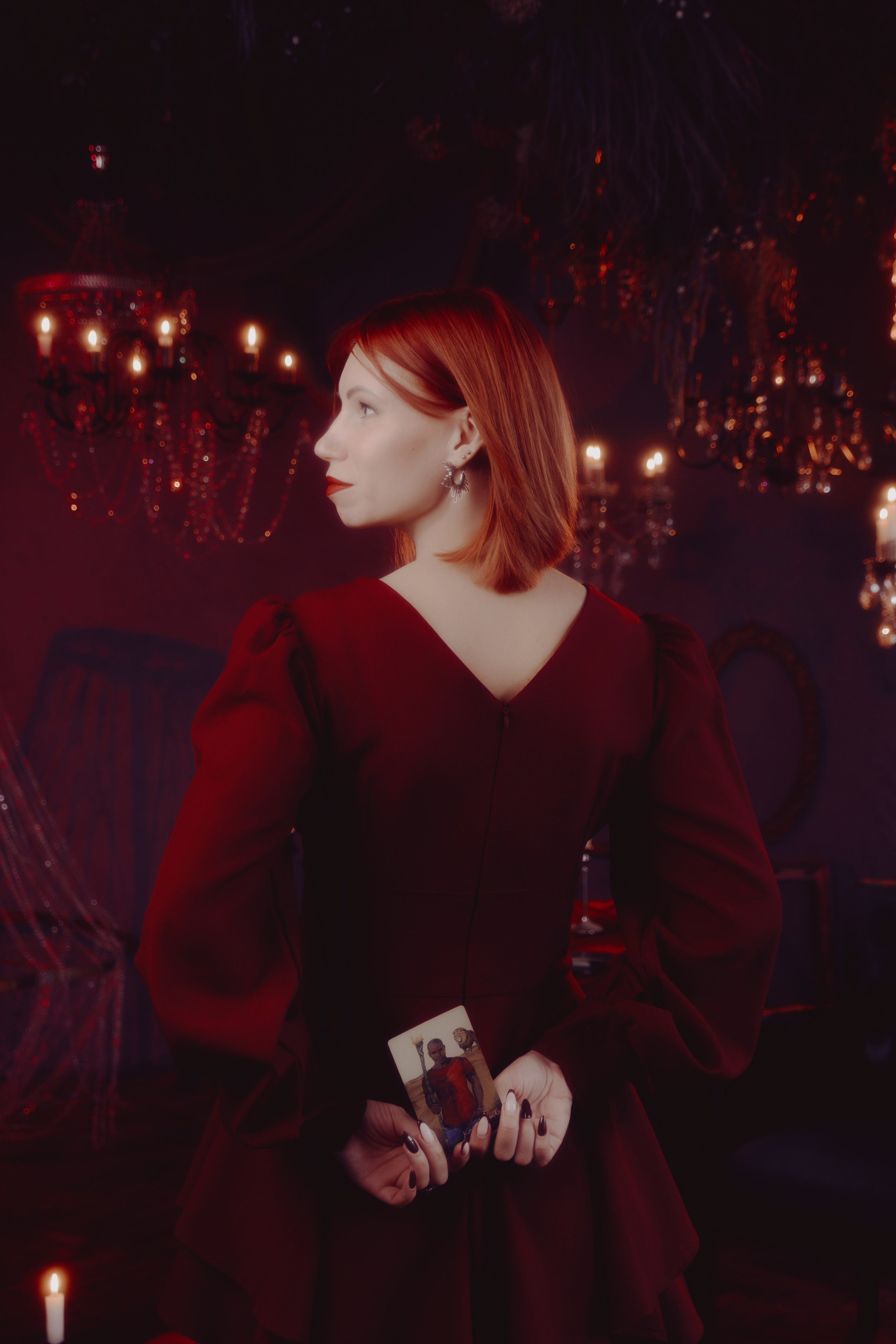 Лицо таролога в мягком фокусе, взгляд направлен в камеру. Рассеянный свет создаёт эффект мистической дымки.