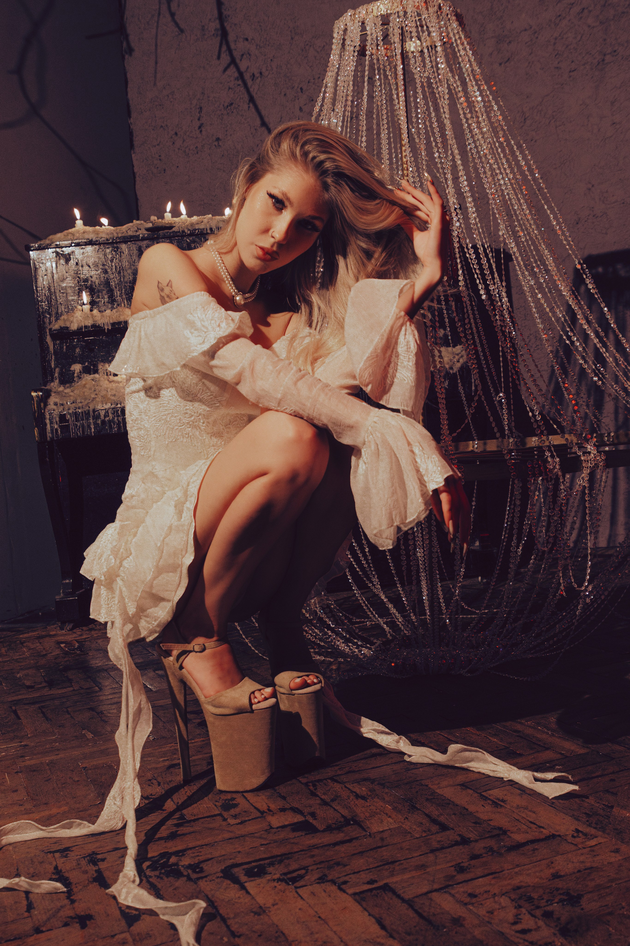 Изысканная ню-съёмка в историческом интерьере