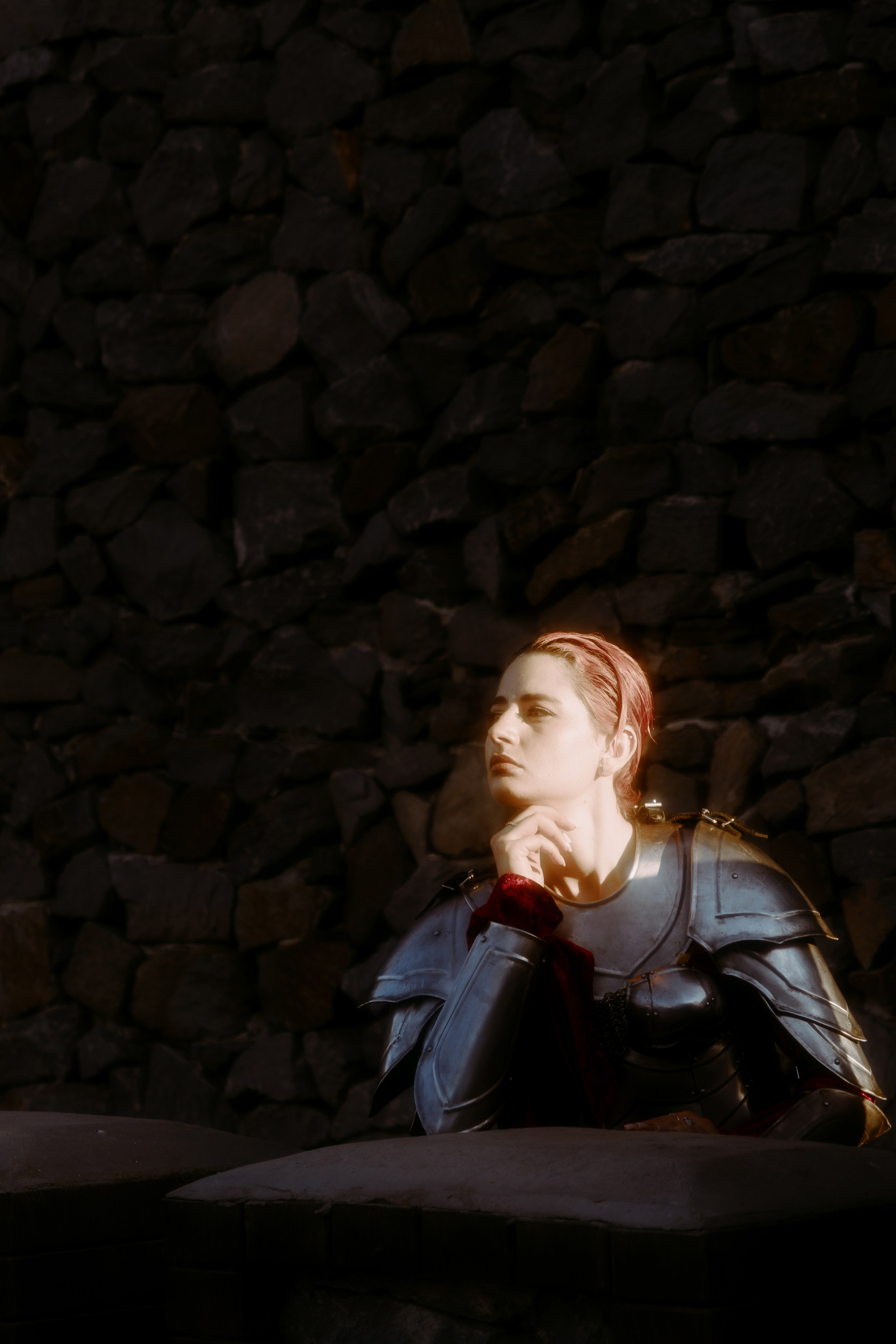 Портрет от лучей солнца девушки рыцаря