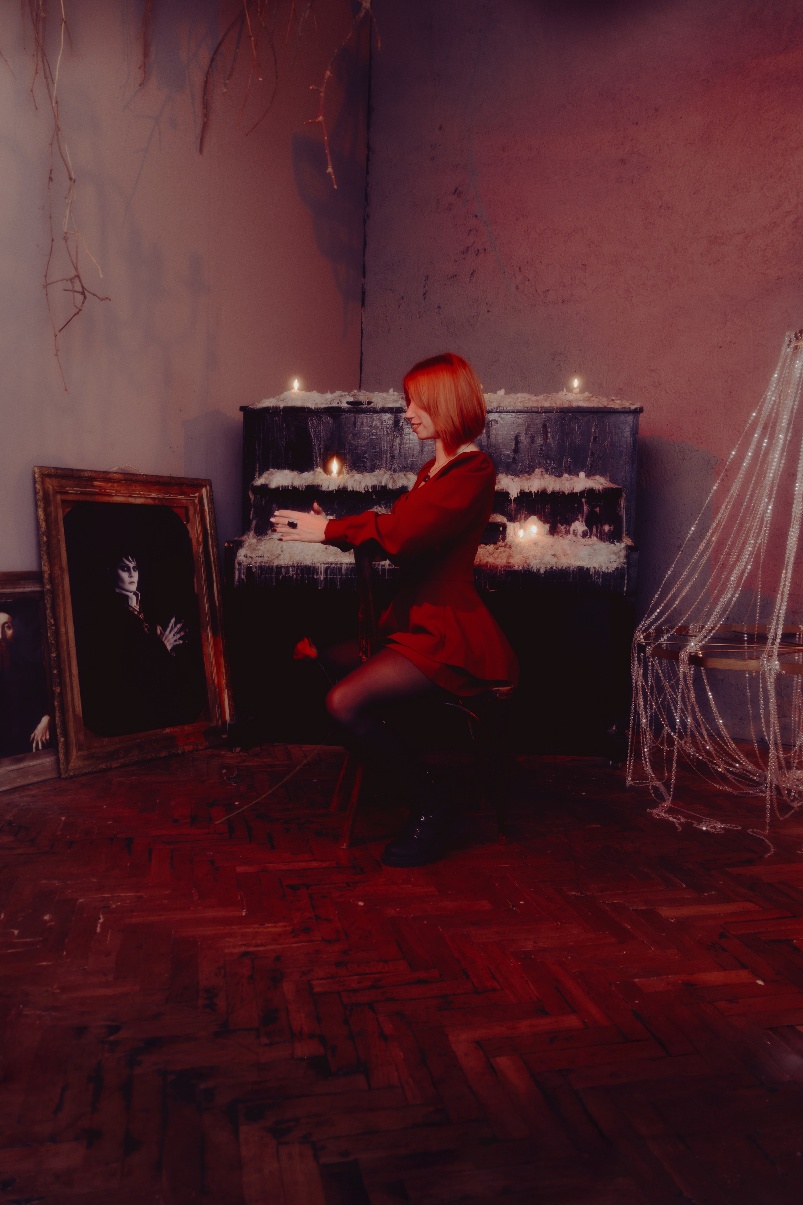 Портрет в три четверти: таролог повернул голову. Боковой свет выделяет контуры и добавляет динамики.