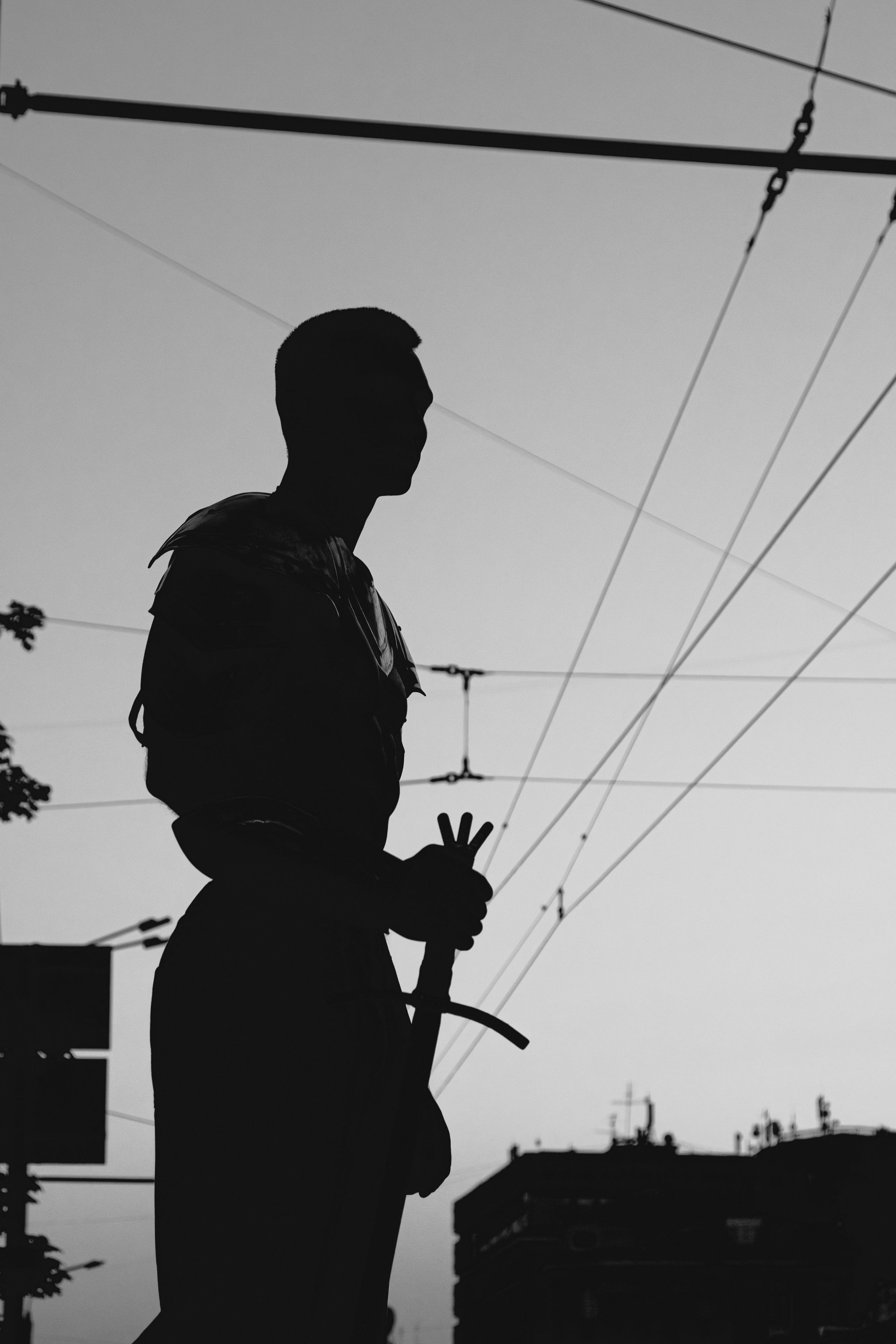 Черно белый силуэт рыцаря в доспехах в городе 