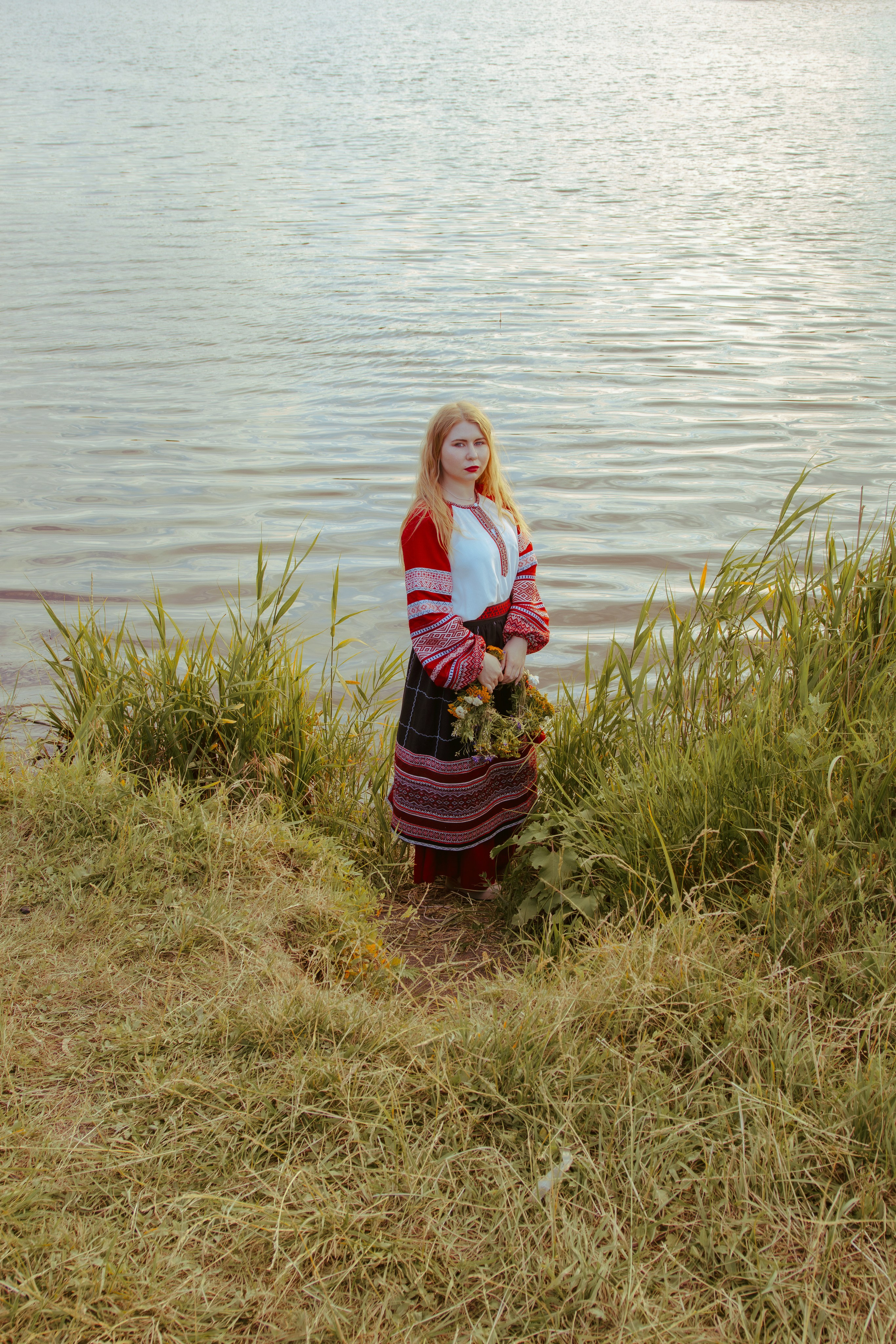 Фотосессия в славянском стиле в лесу на фоне речки