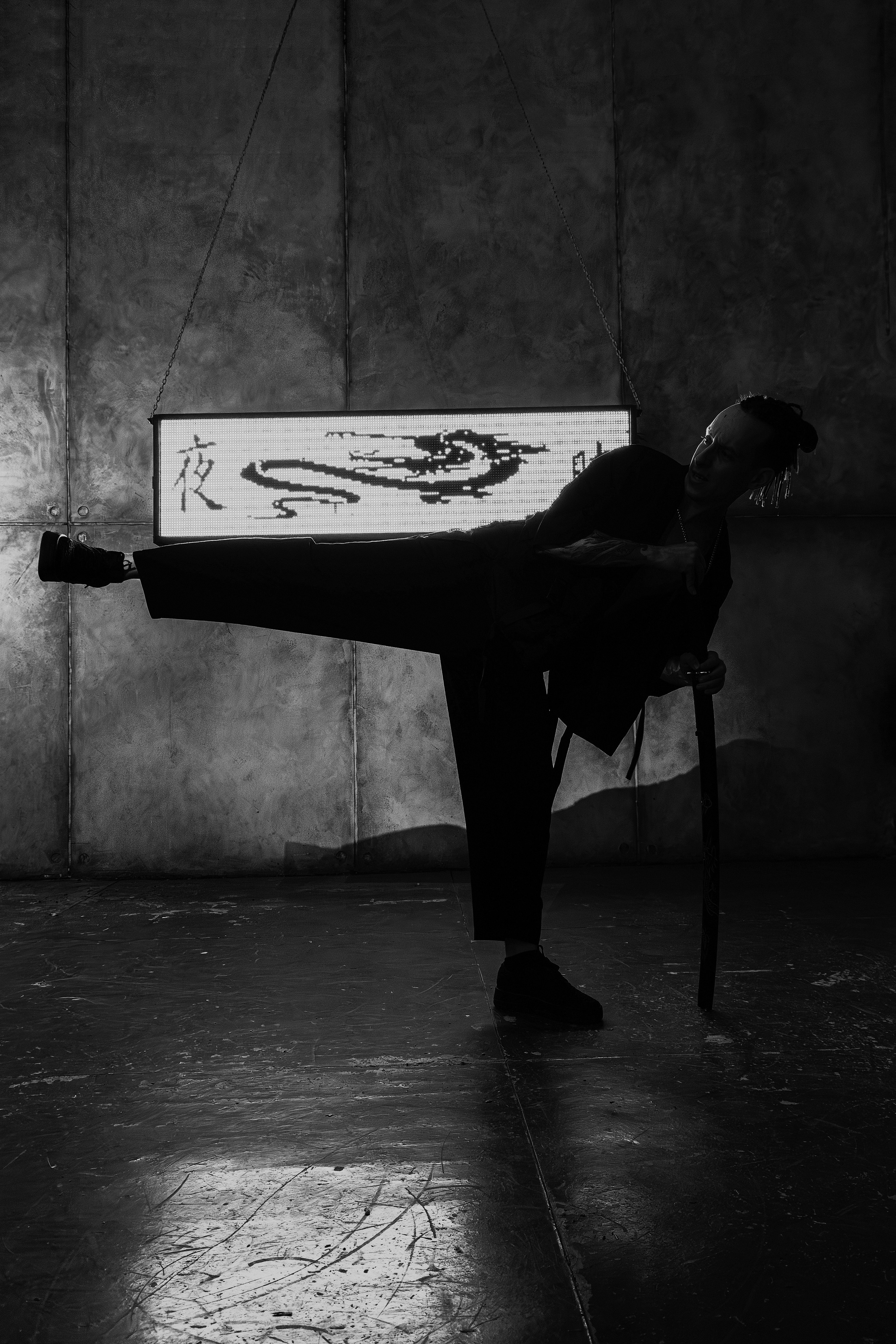 Мужская фотосъёмка в Ростове на Дону. Креативная съёмка с Александром в неоновой студии. Мужской портрет в японском стиле