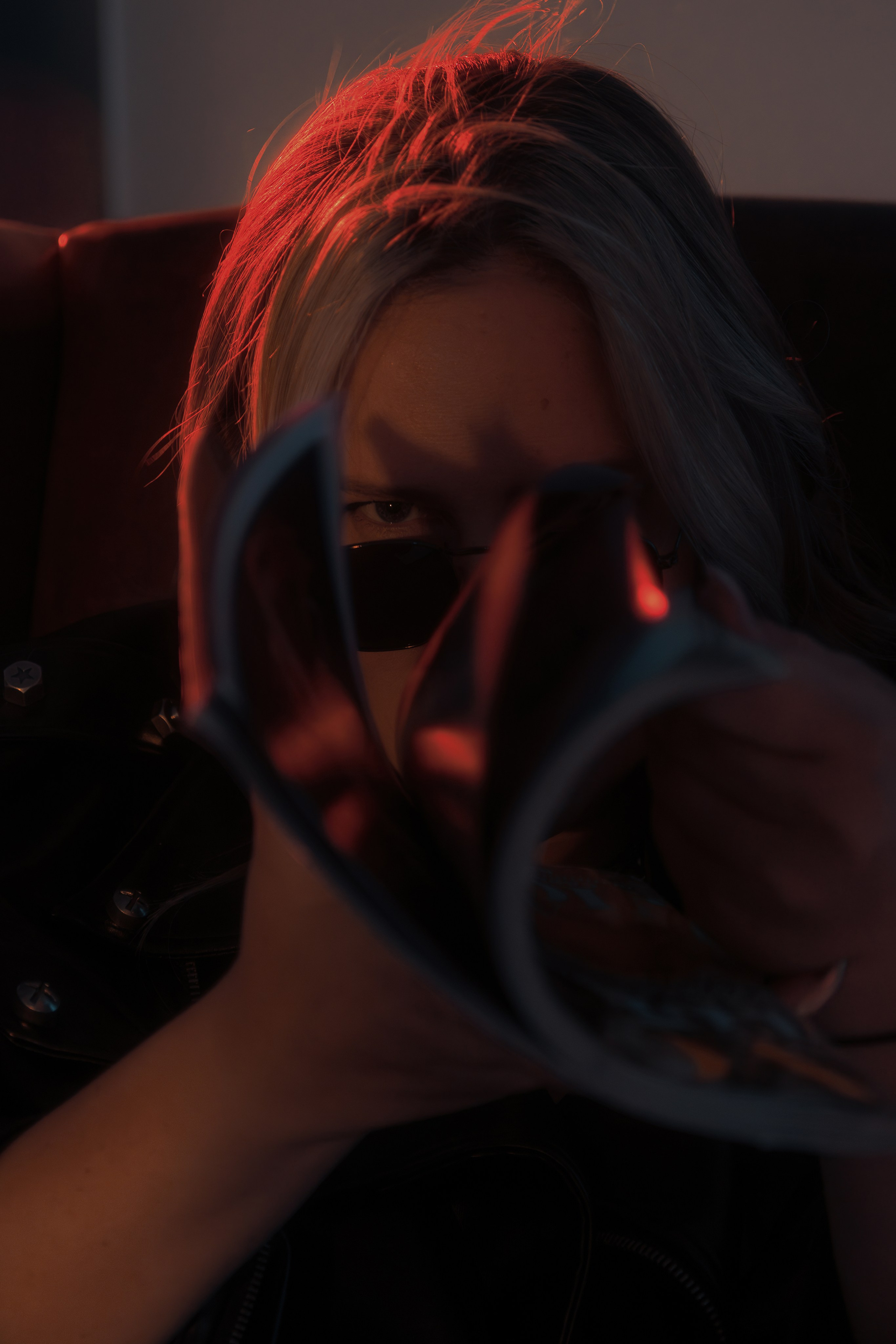 Женский портрет с журналом в руках