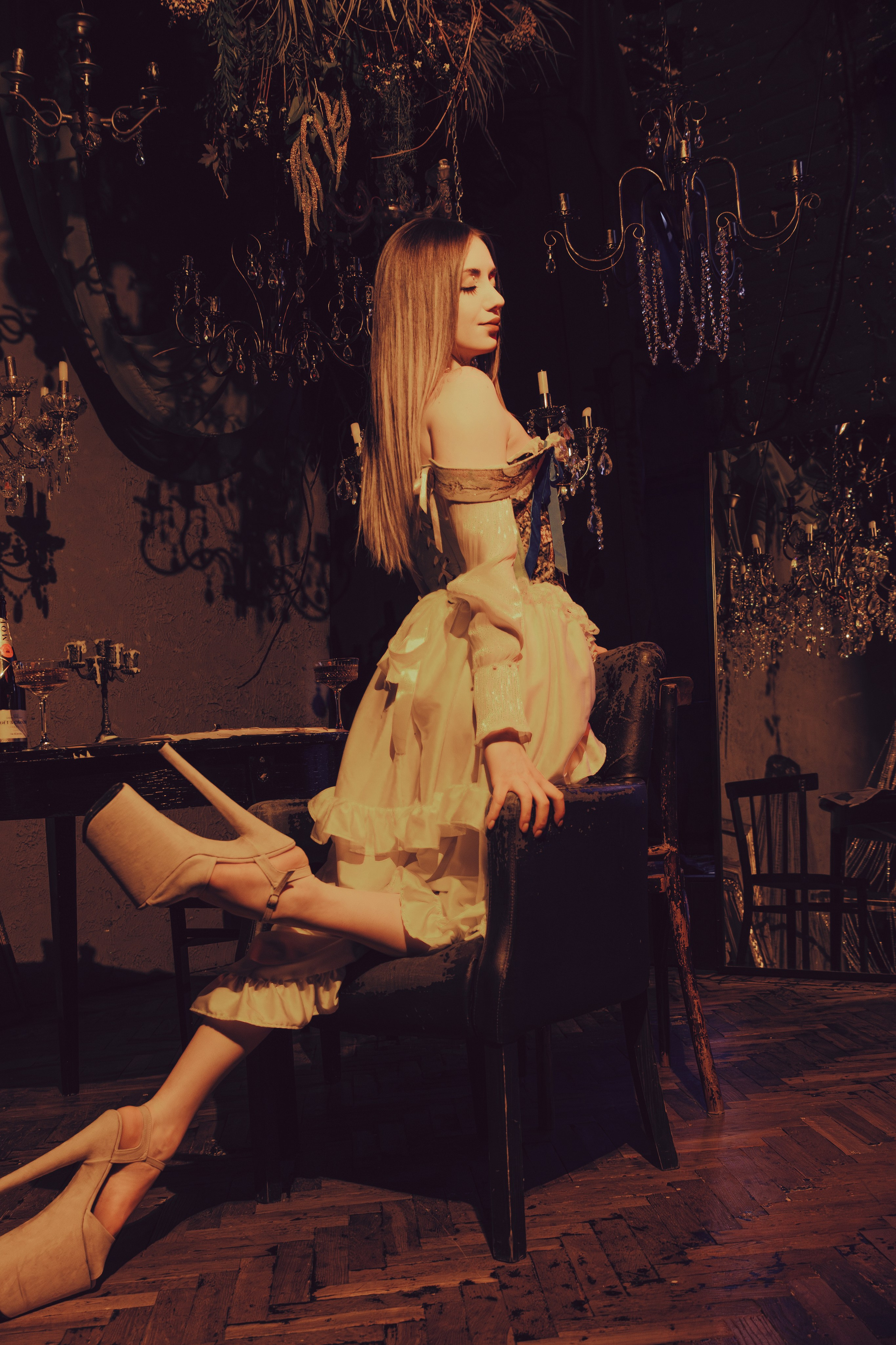 Изысканная ню-съёмка в атмосфере бара