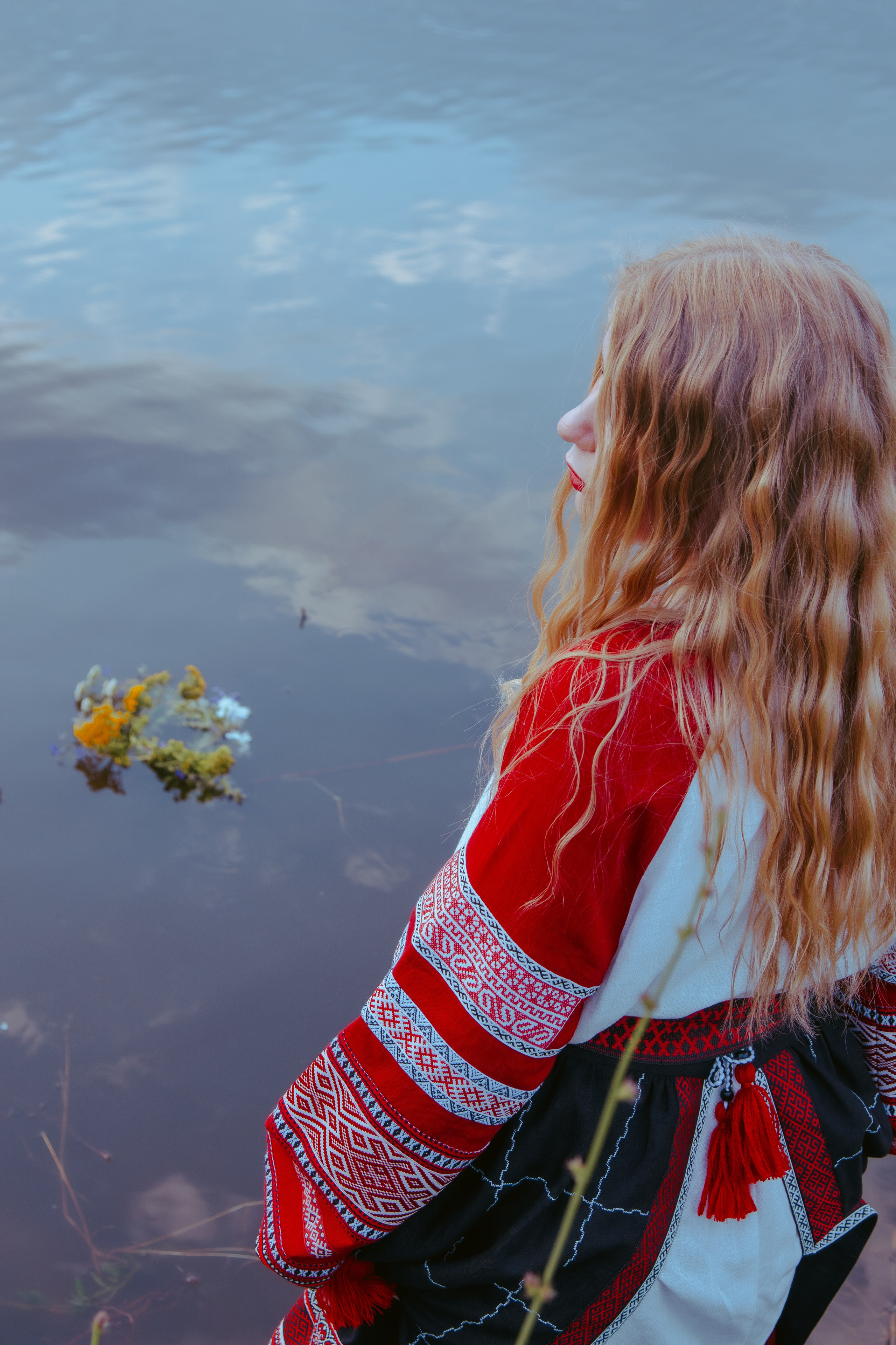 Девушка и венок из цветов 