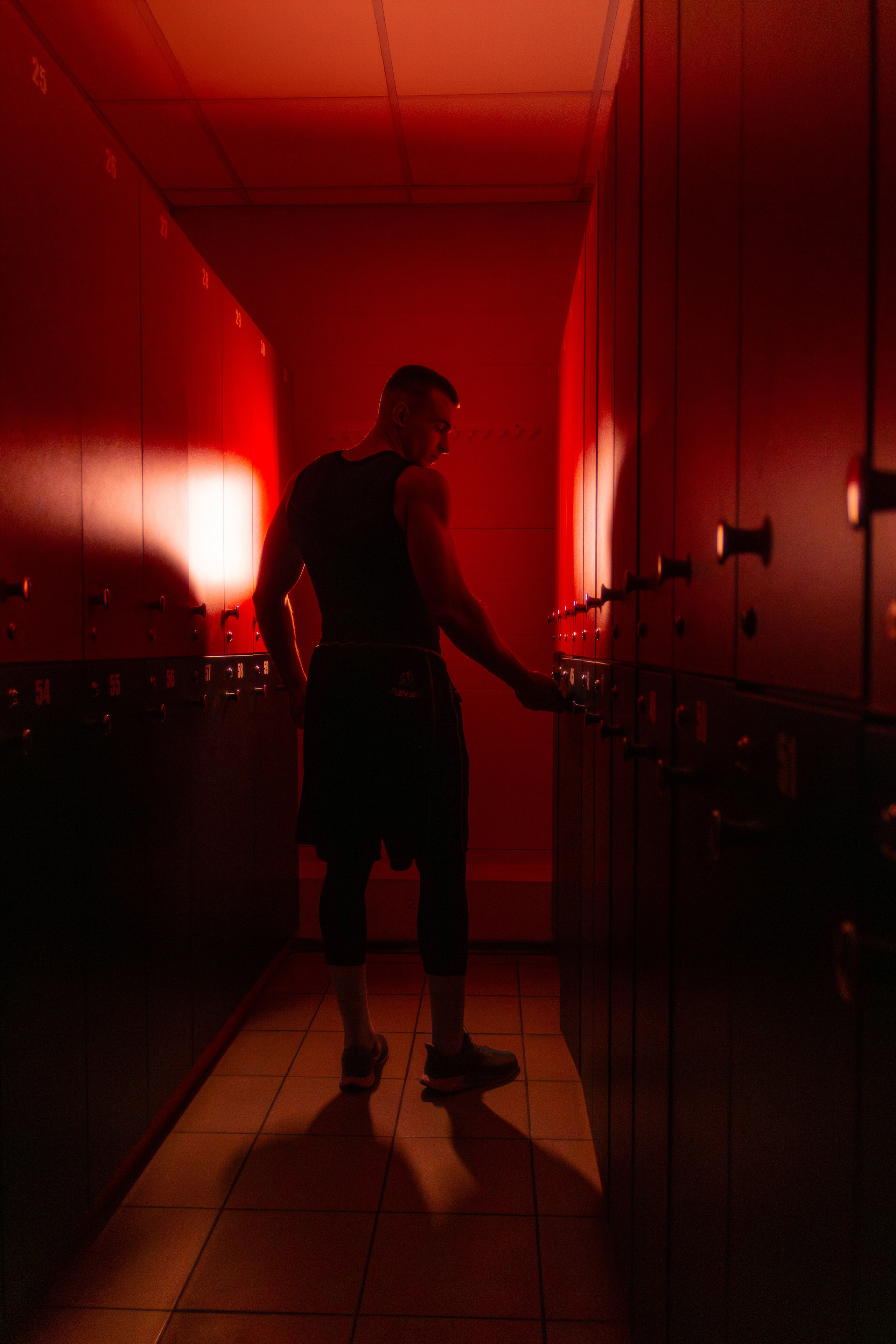 Элегантная съемка спортивного наставника в атмосфере ночного зала, где каждый мускул выглядит скульптурно.