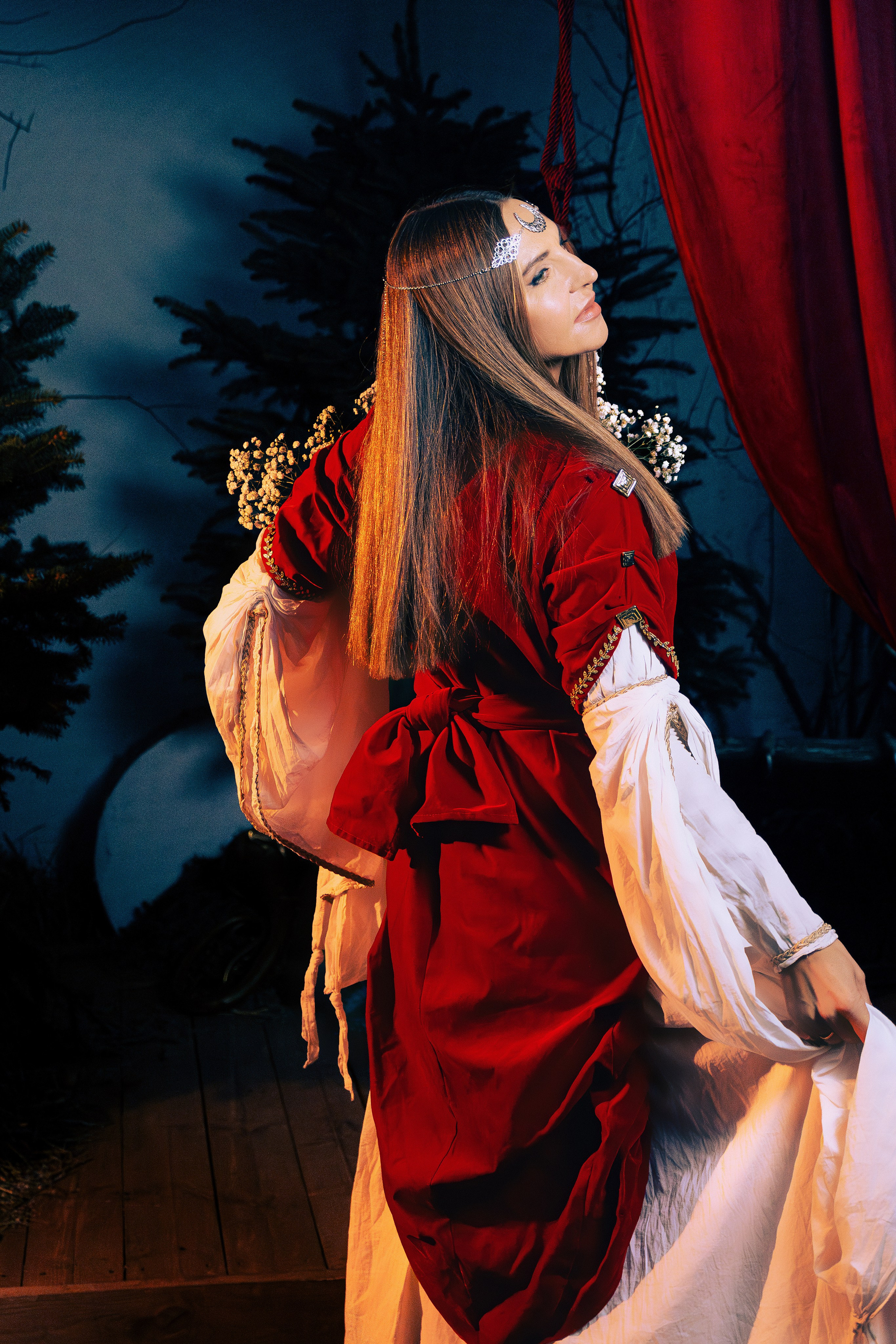 Женская фотосессия в Ростове-на-дону в образе воительницы с доспехами и мечом в поле.