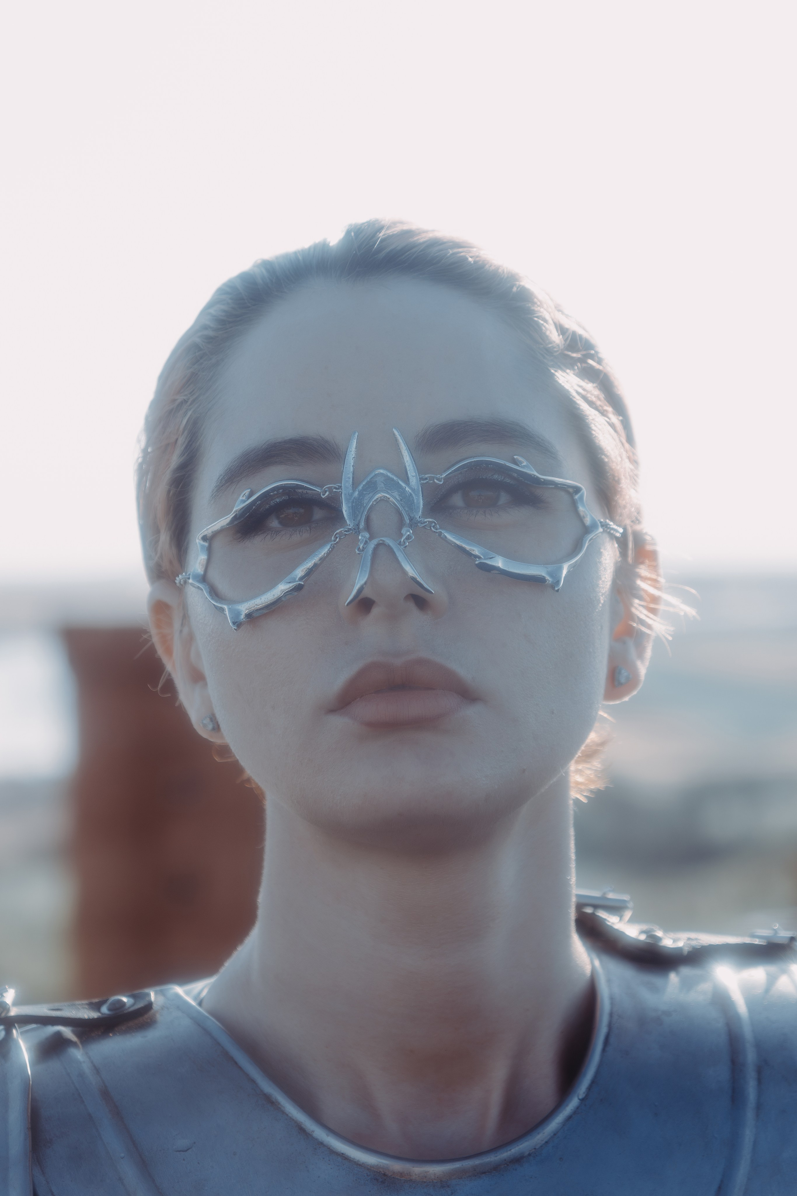 Портрет девушки с короткими волосами и украшения на лице