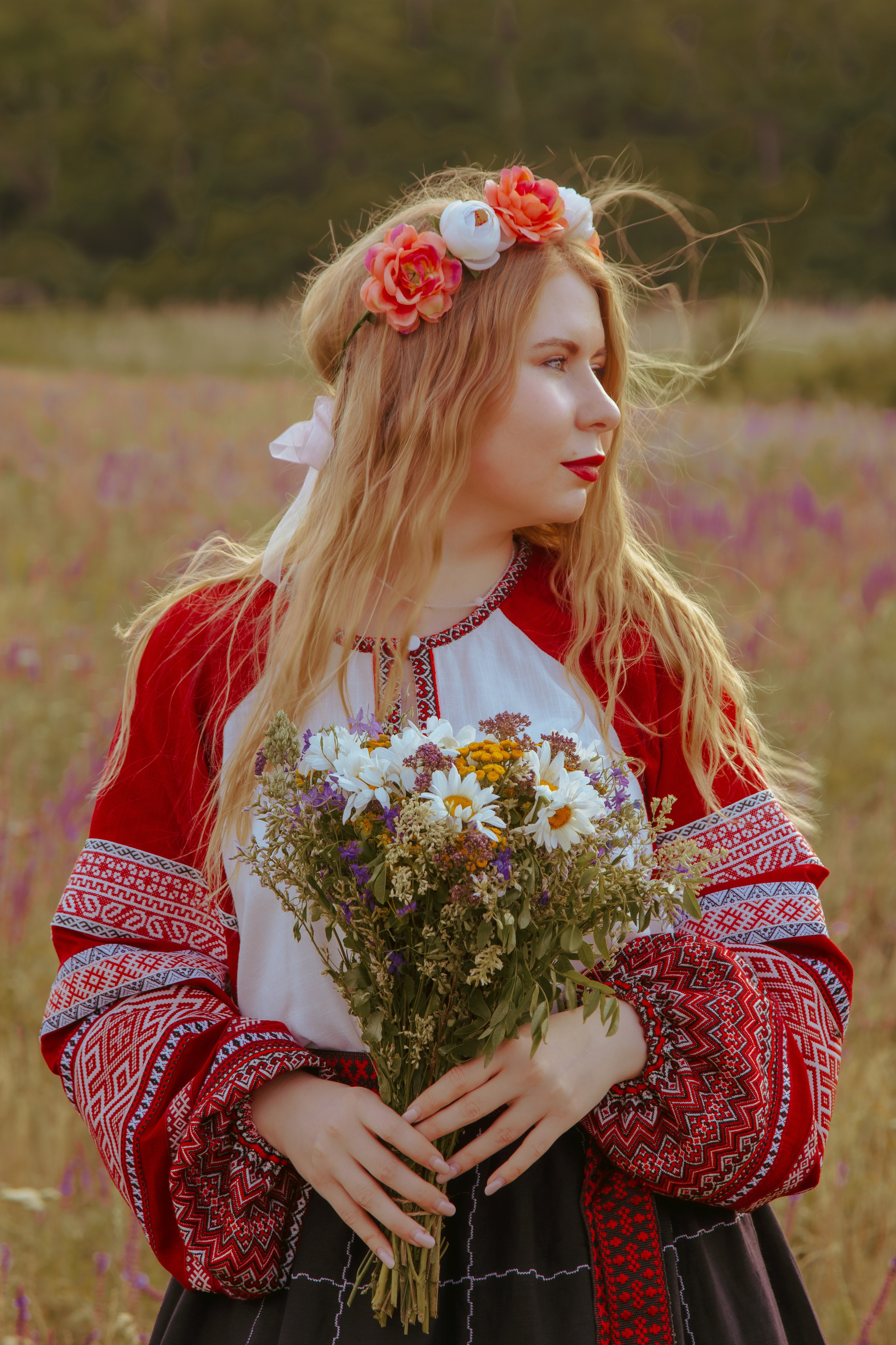 Портрет прекрасной русской девушки с ромашками в руках