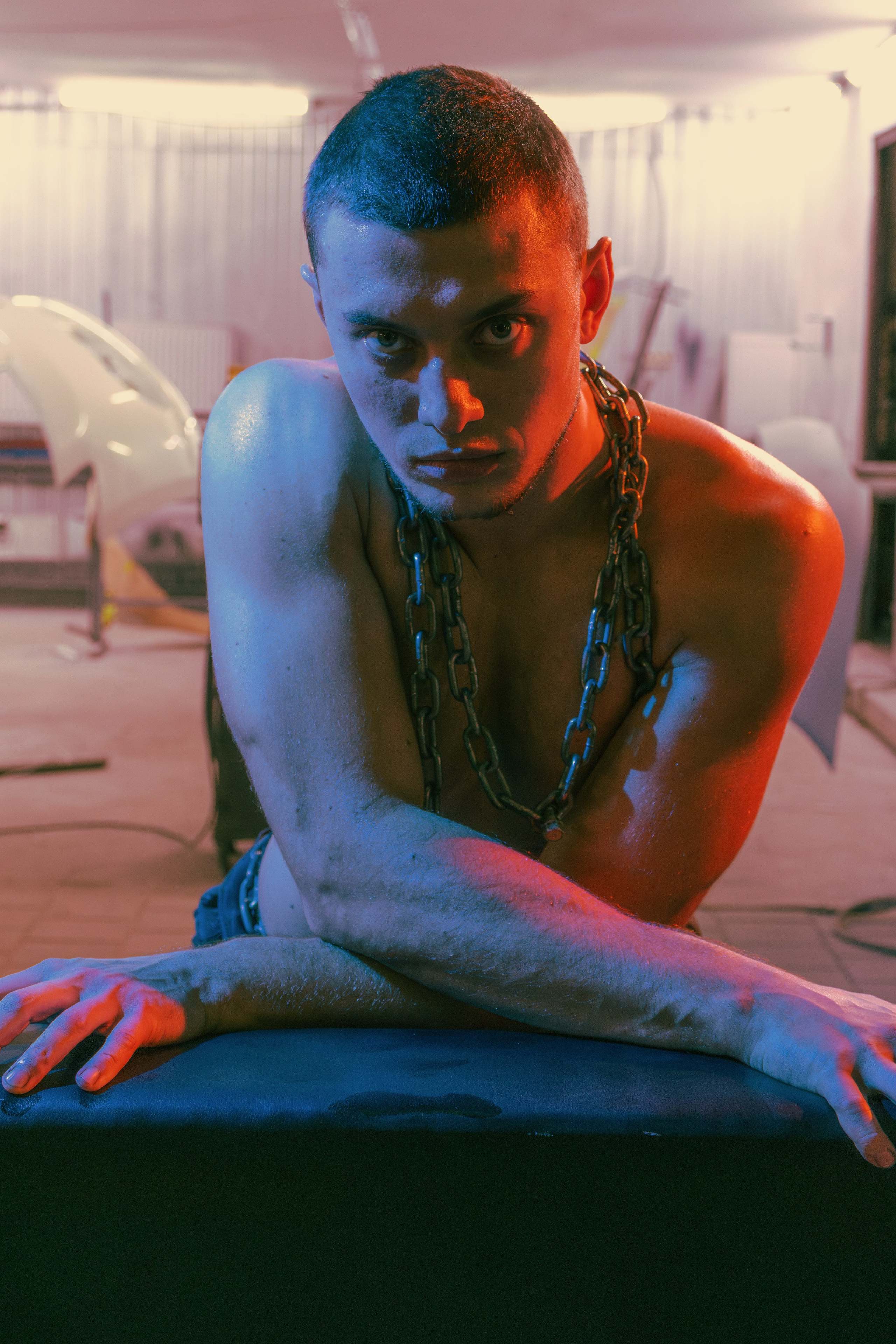 Креативная съёмка мужчин в костюмах маляров в Ростове-на-Дону. Профессиональная работа с группой Sextasy.