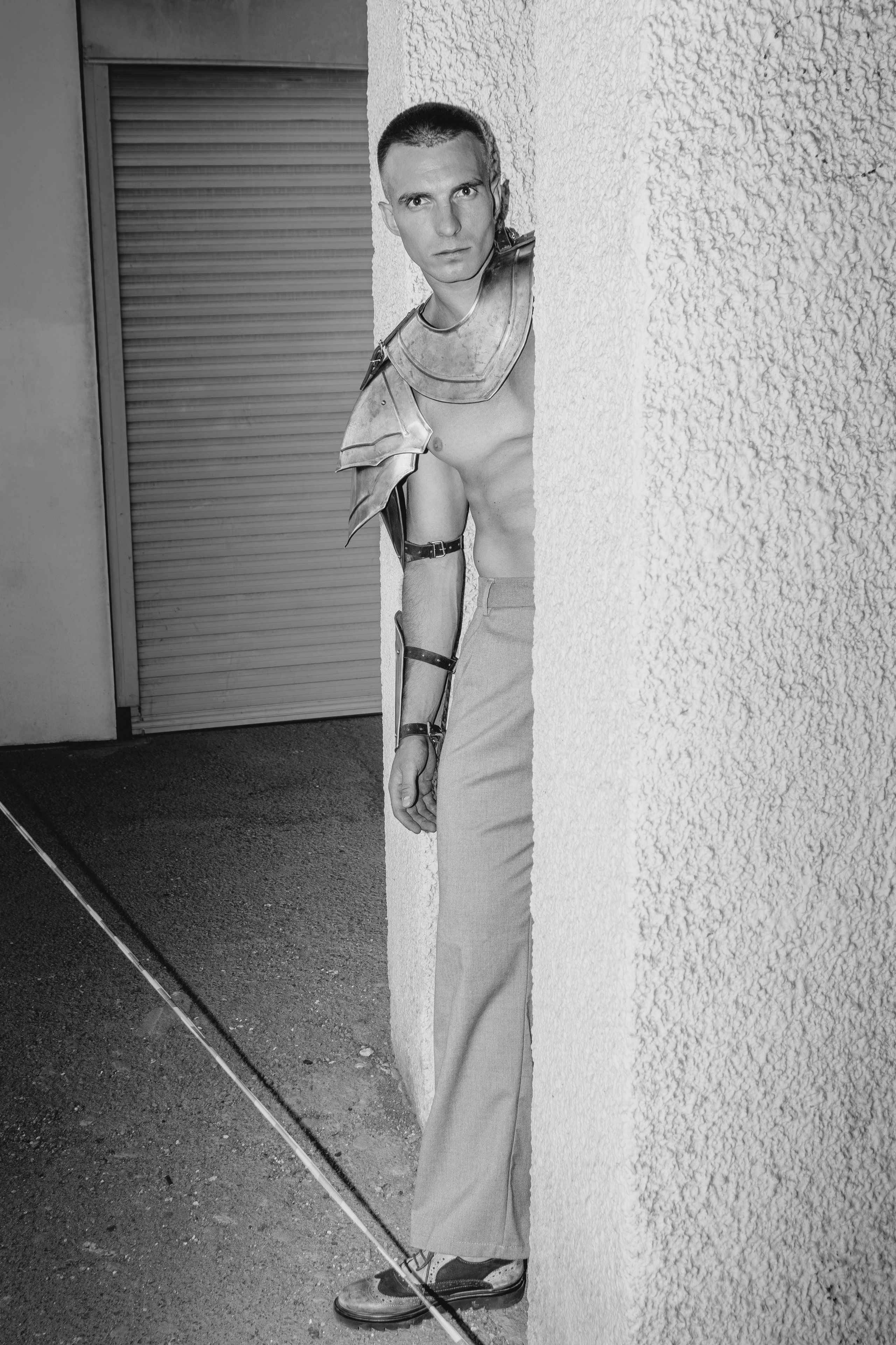 Фотосессия в стиле фэшн в рыцарских доспехах