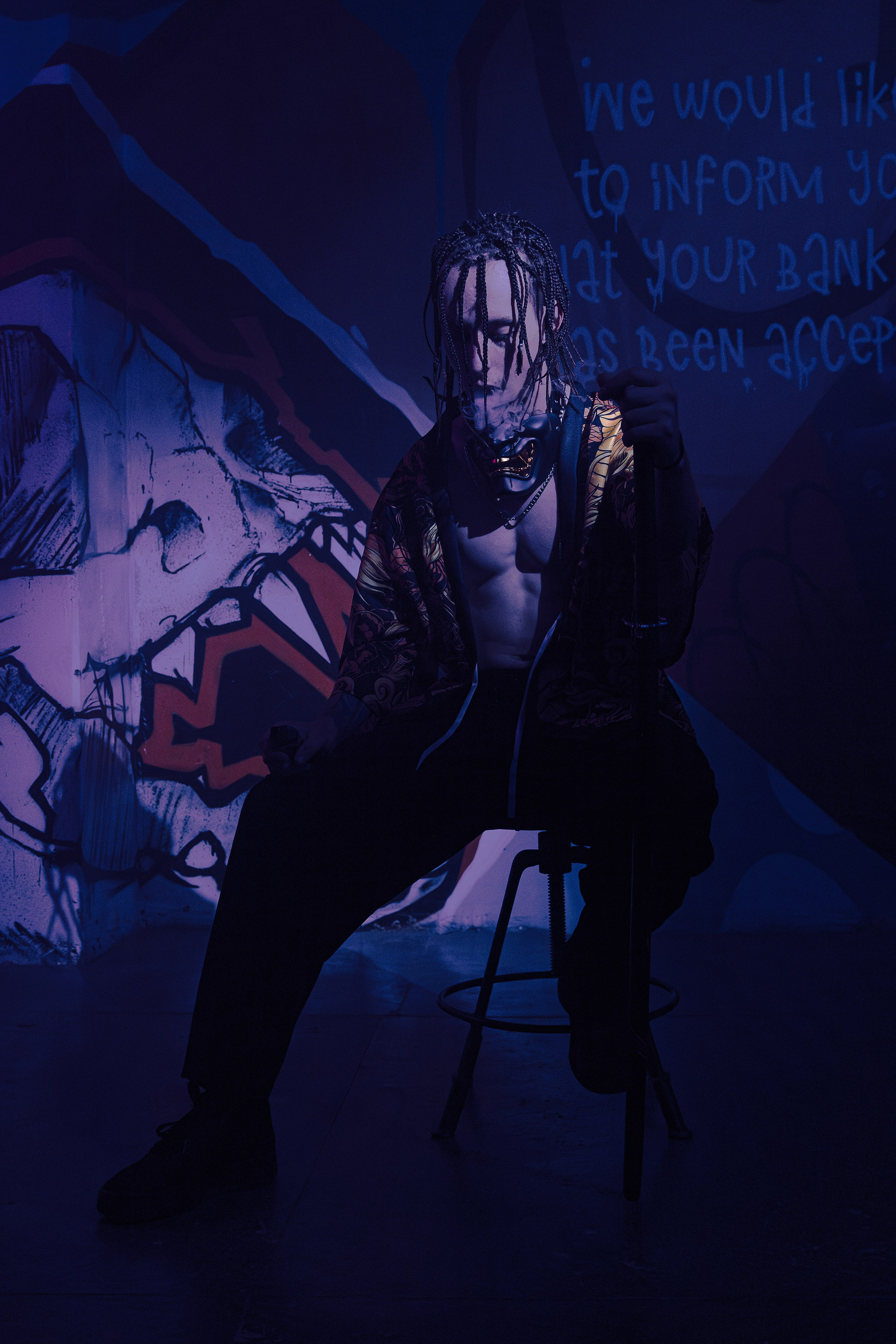 Мужская фотосъёмка в Ростове на Дону. Креативная съёмка с Александром в неоновой студии. Мужской портрет в японском стиле