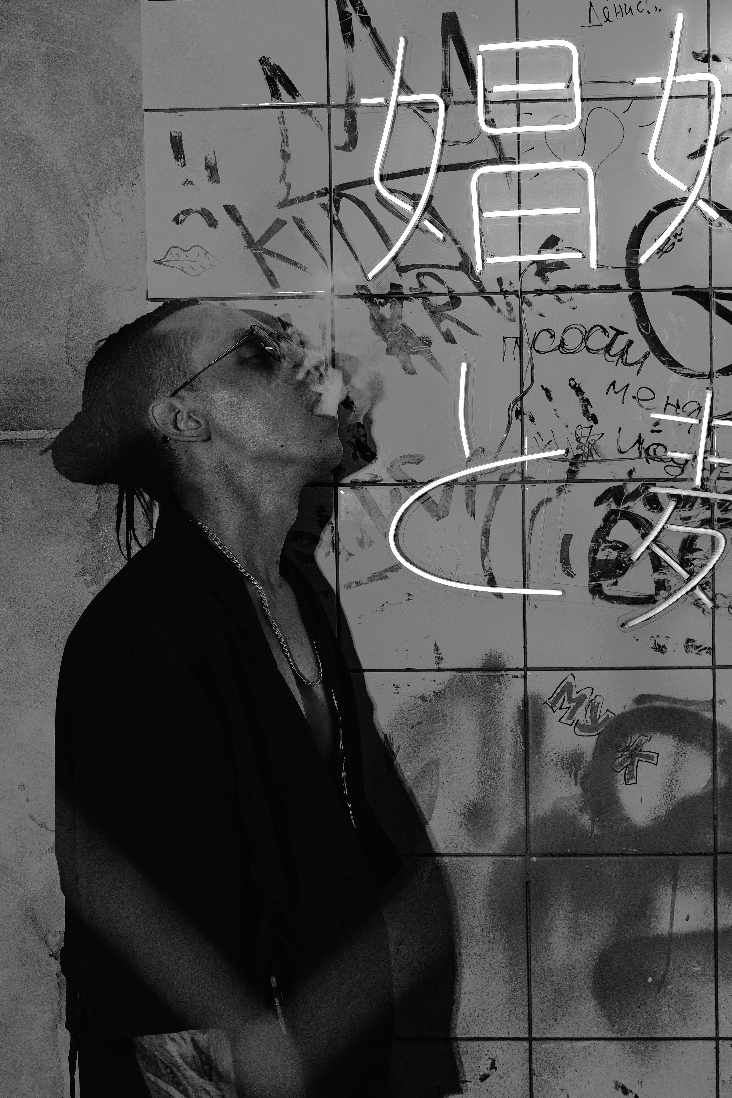 Мужская фотосъёмка в Ростове на Дону. Креативная съёмка с Александром в неоновой студии. Мужской портрет в японском стиле