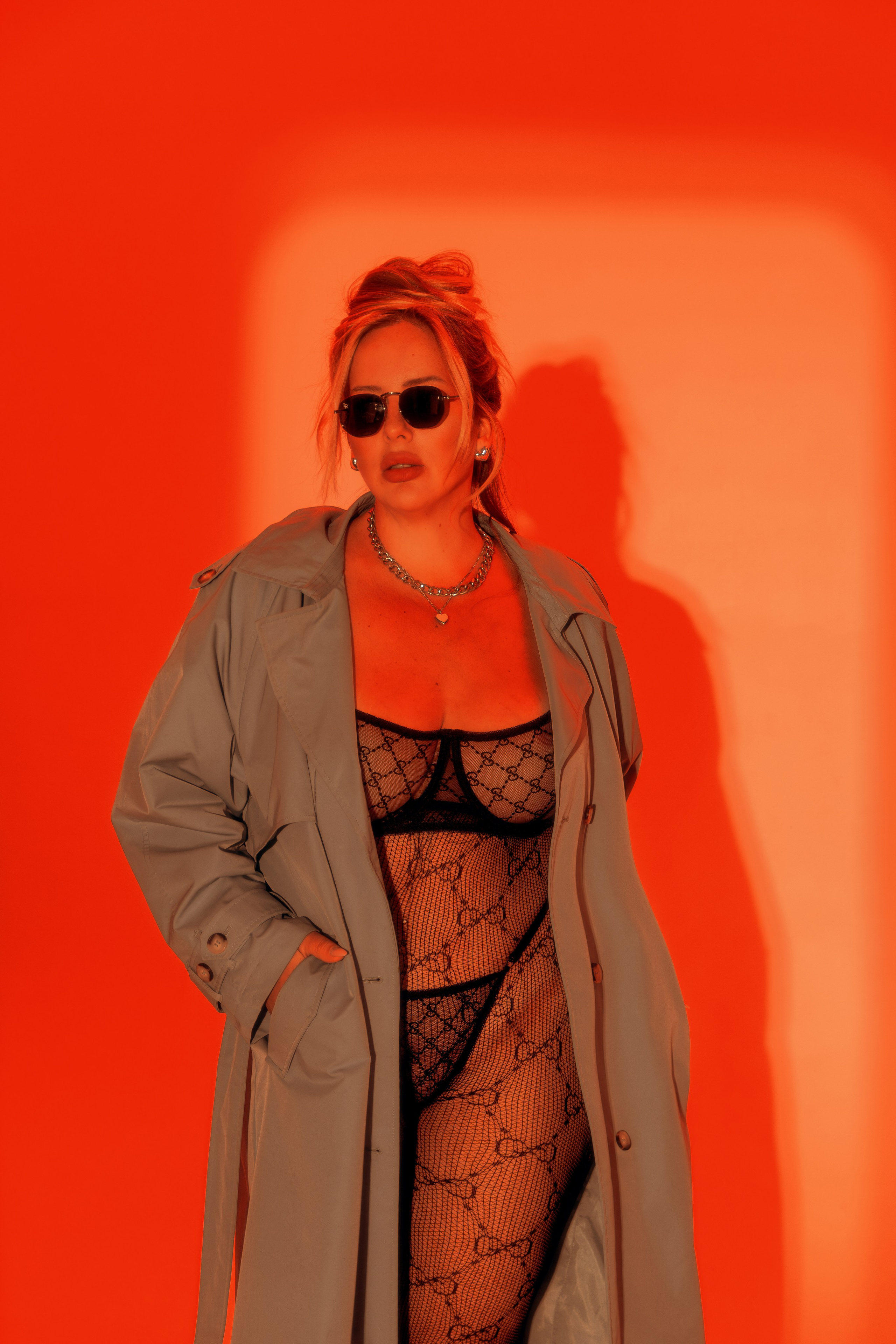 Фотосессия на студии с цветным светом модели плюс сайз