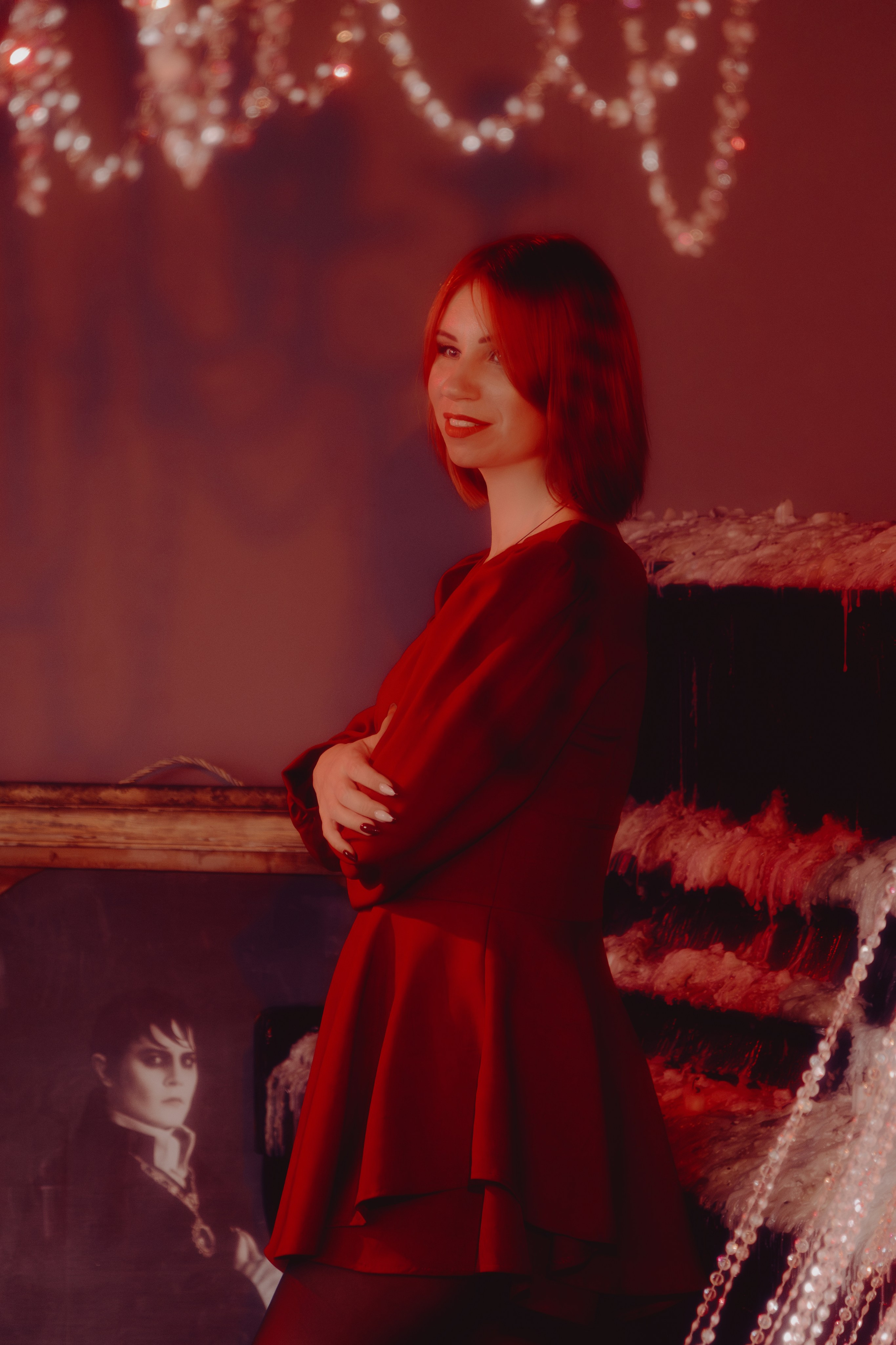 Стилизованная съёмка с дымкой: таролог в полумраке. Рассеянный свет формирует мистическую ауру.