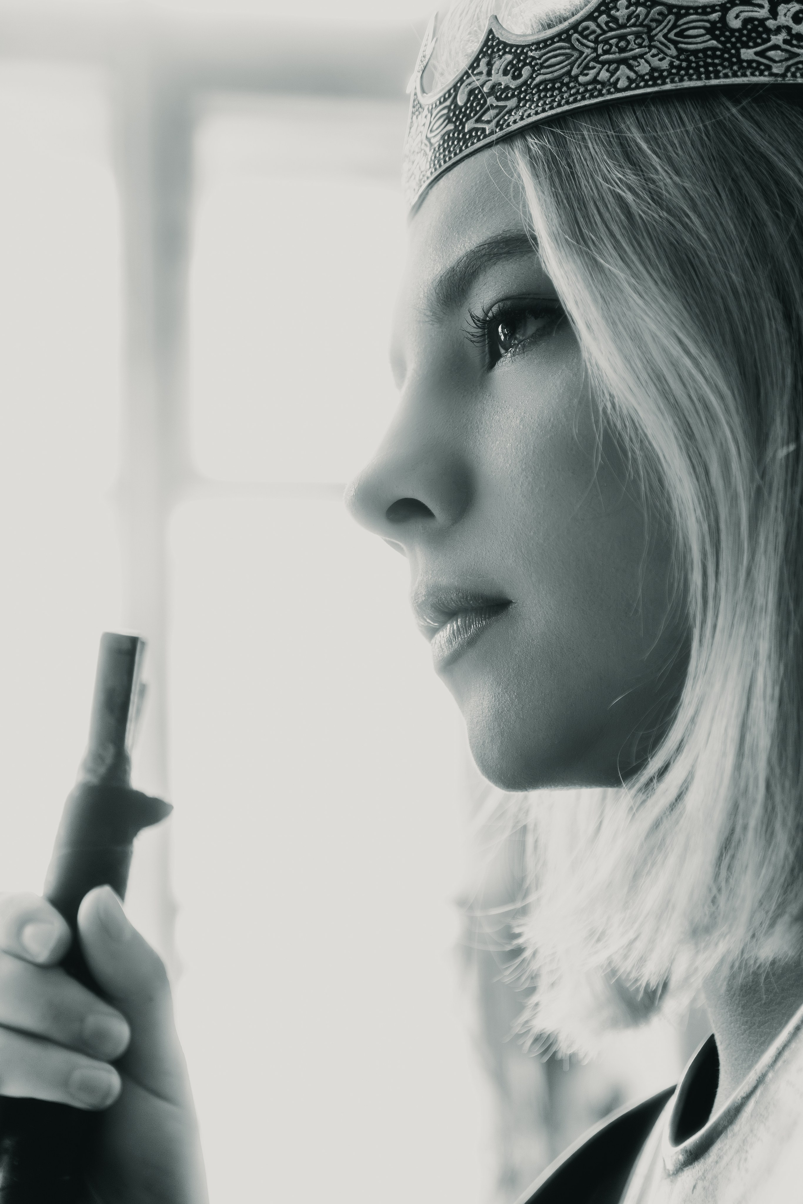 Эпическая съемка воительницы в средневековых доспехах на профессиональной студии. Масштабный кадр передает величие исторического образа.