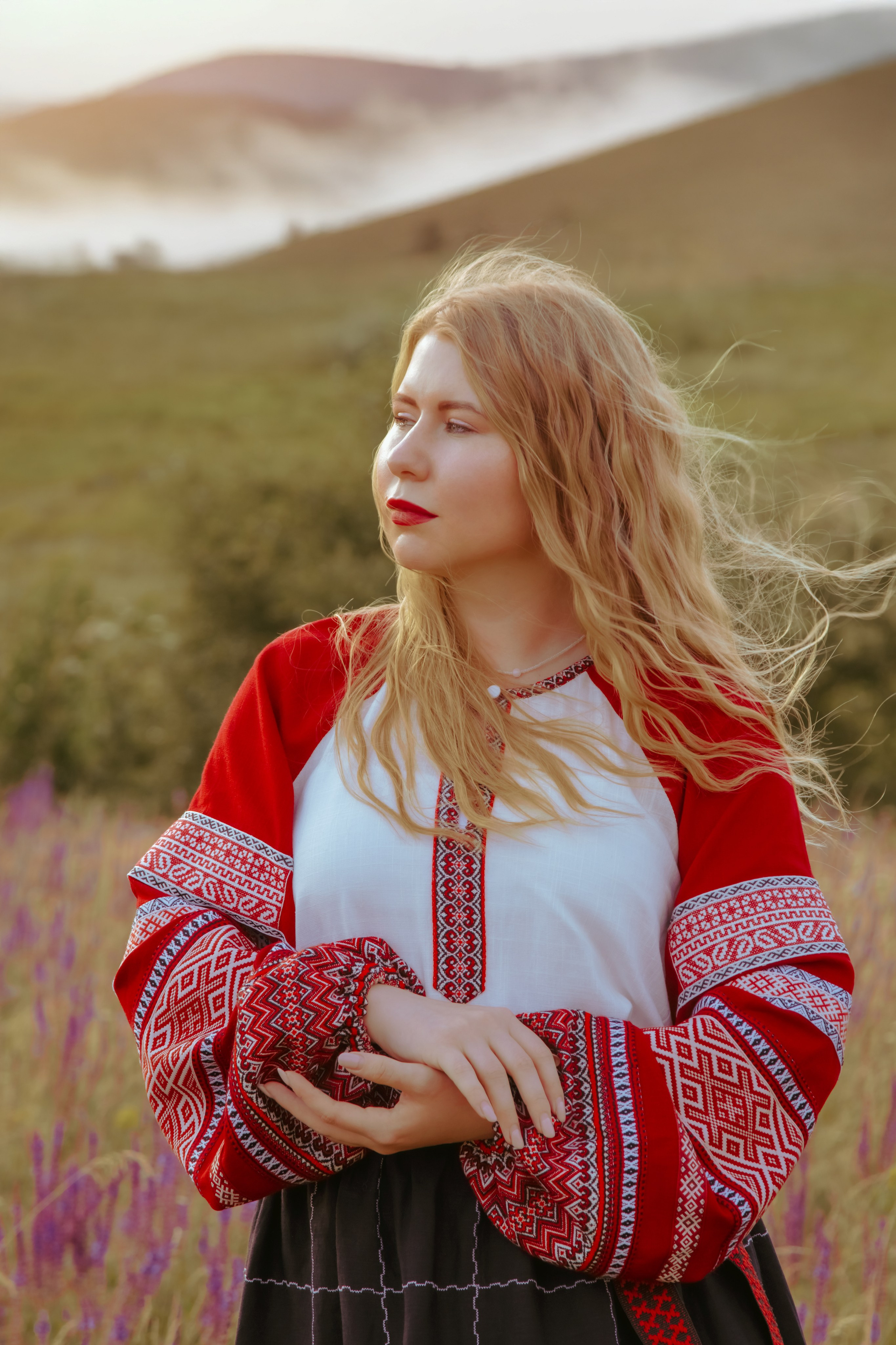 Портрет славянской девушки на фоне туманных холмов