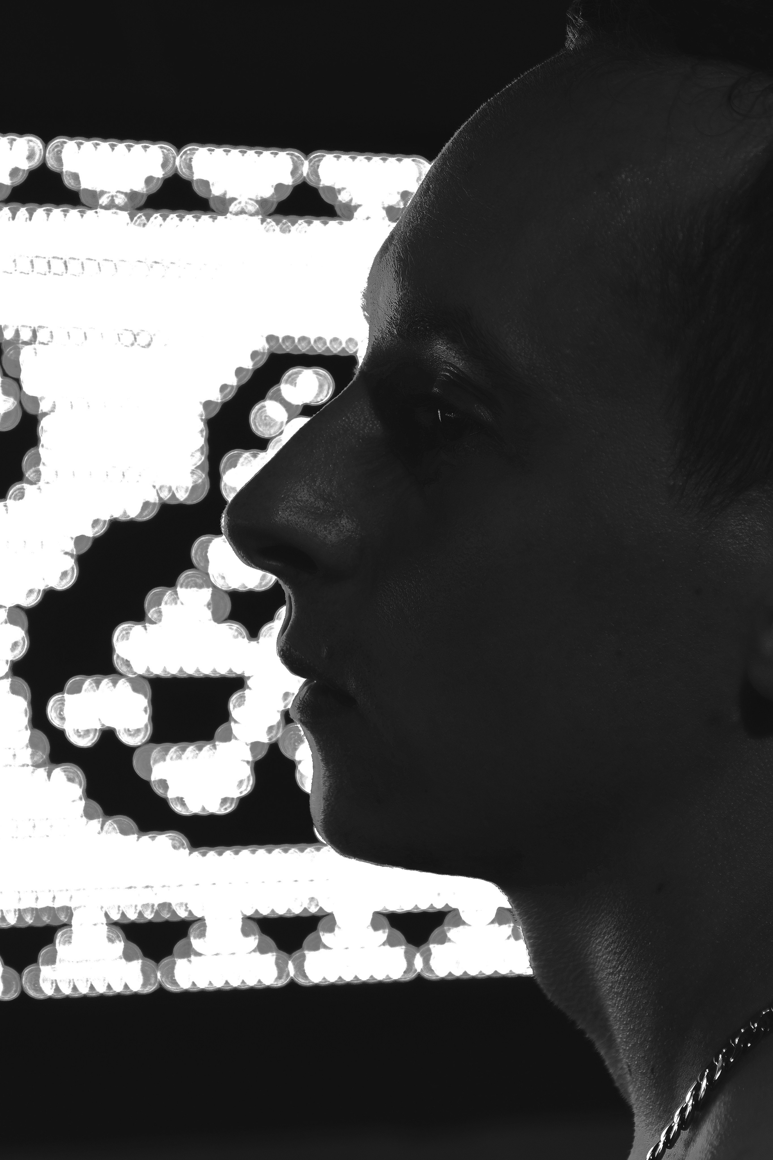 Мужская фотосъёмка в Ростове на Дону. Креативная съёмка с Александром в неоновой студии. Мужской портрет в японском стиле