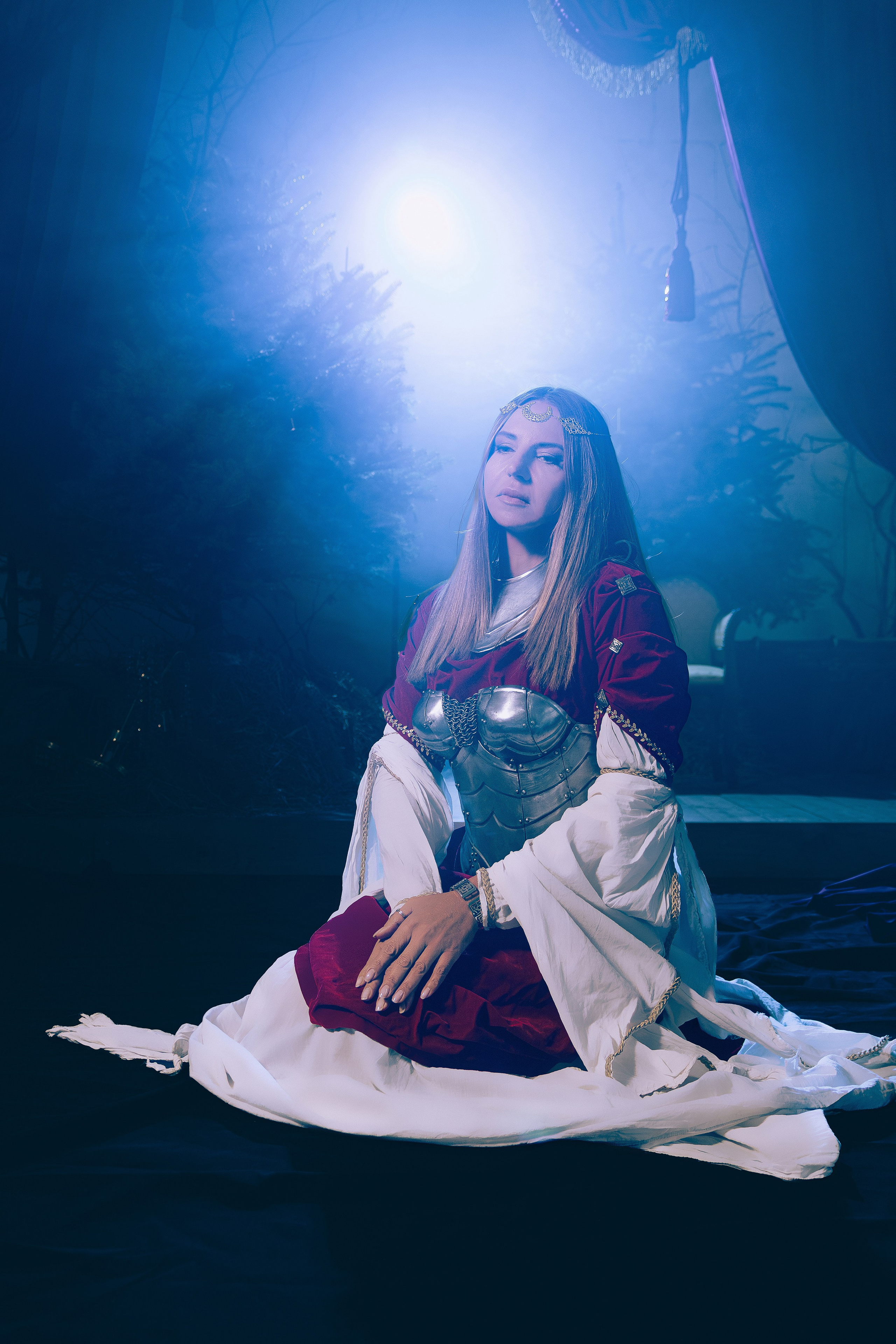 Женская фотосессия в Ростове-на-дону в образе воительницы с доспехами и мечом в поле.