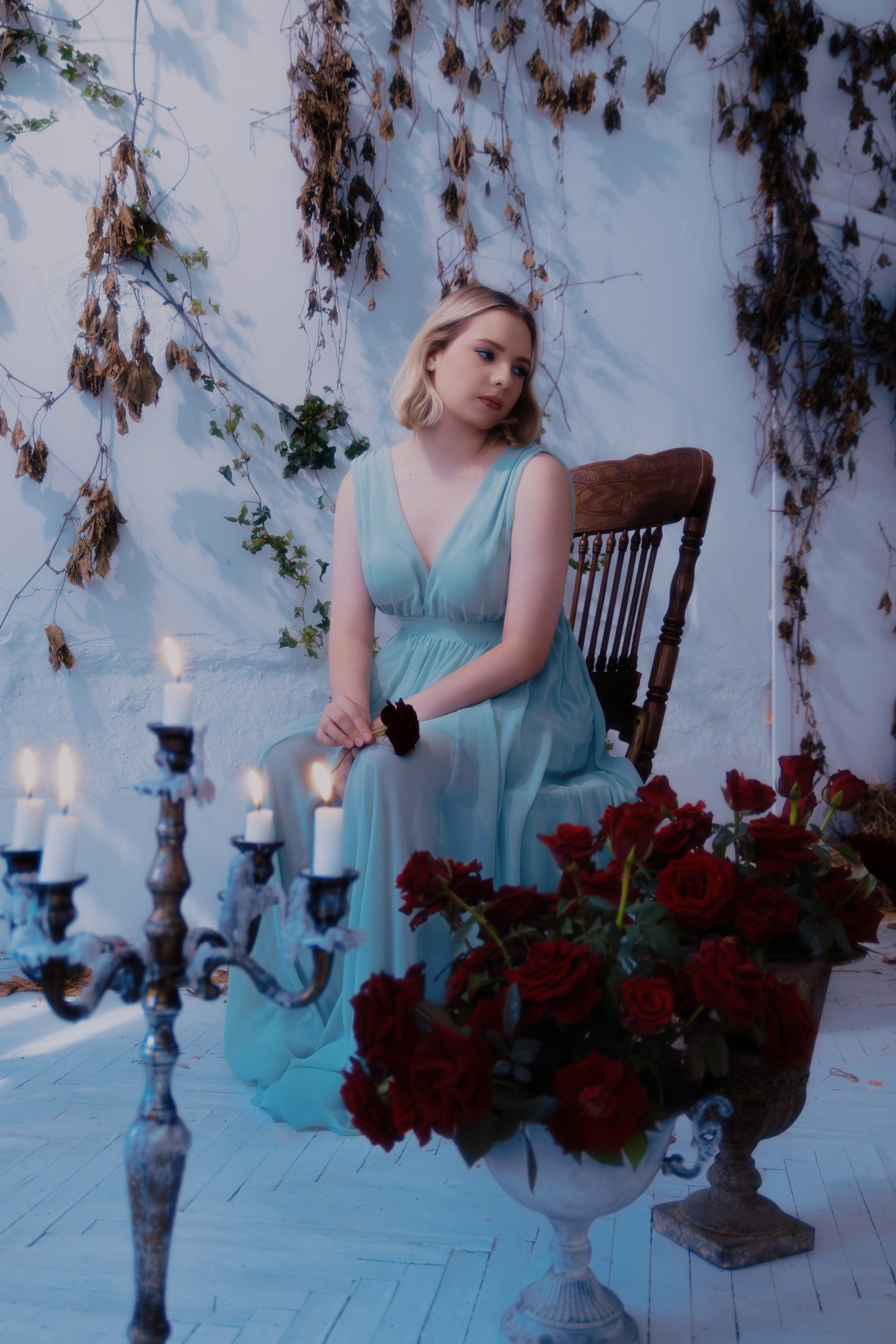 Модерн-портрет современной воительницы в стилизованных доспехах нового поколения. Инновационный подход к классическому образу.