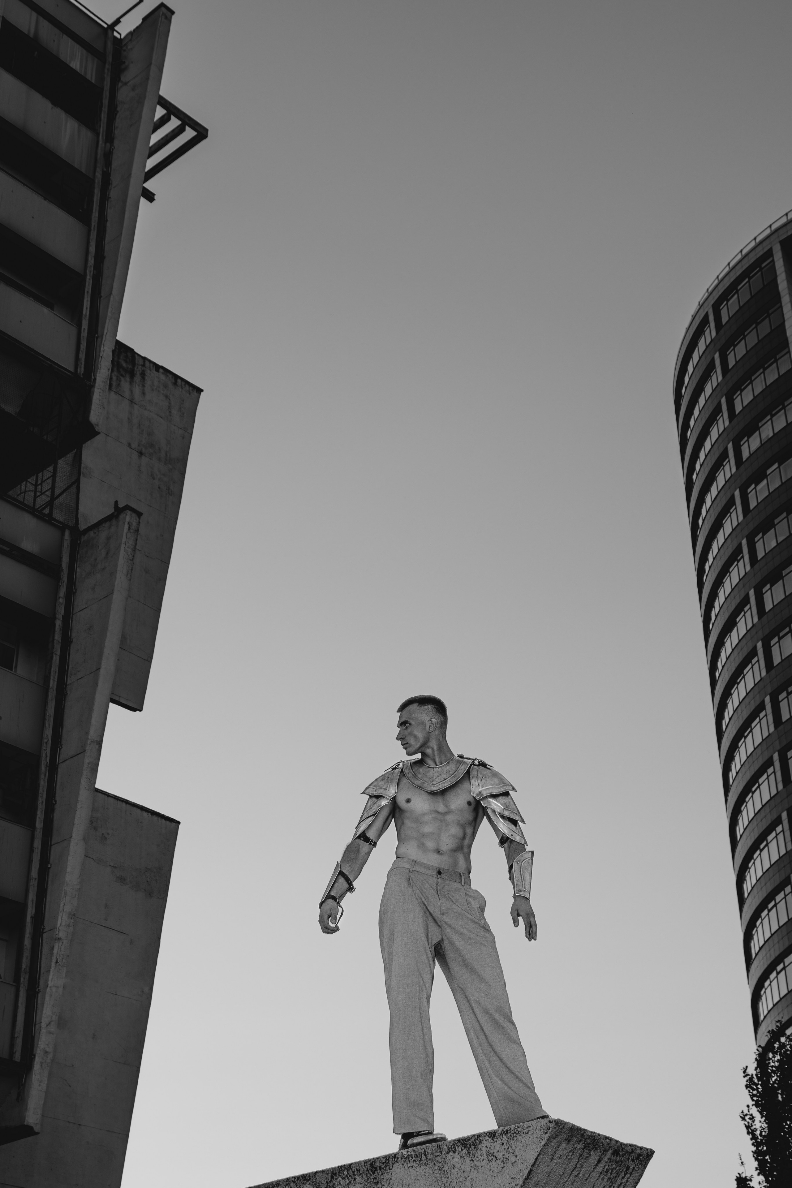 Чёрно белая фотография в стиле фэшн в рыцарских доспехах