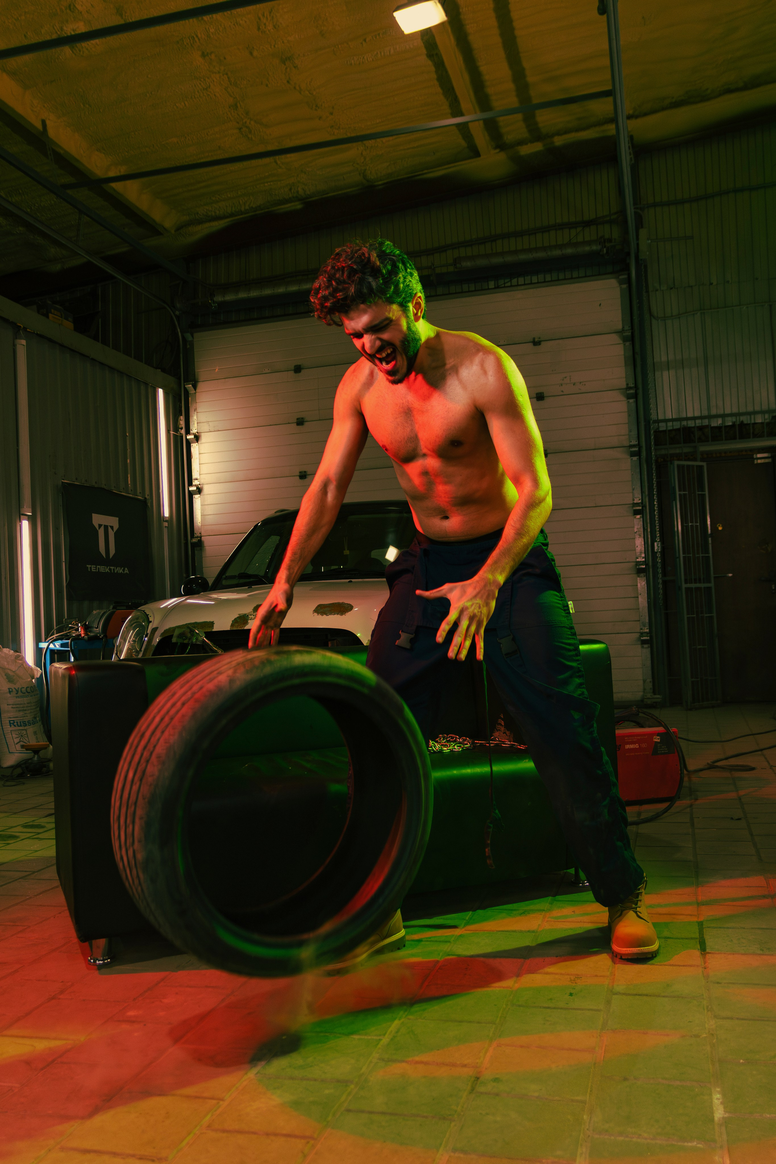 Профессиональная съёмка группы Sextasy в Ростове-на-Дону раскрывает новые грани искусства. Мужской стриптиз в необычной рабочей атмосфере.