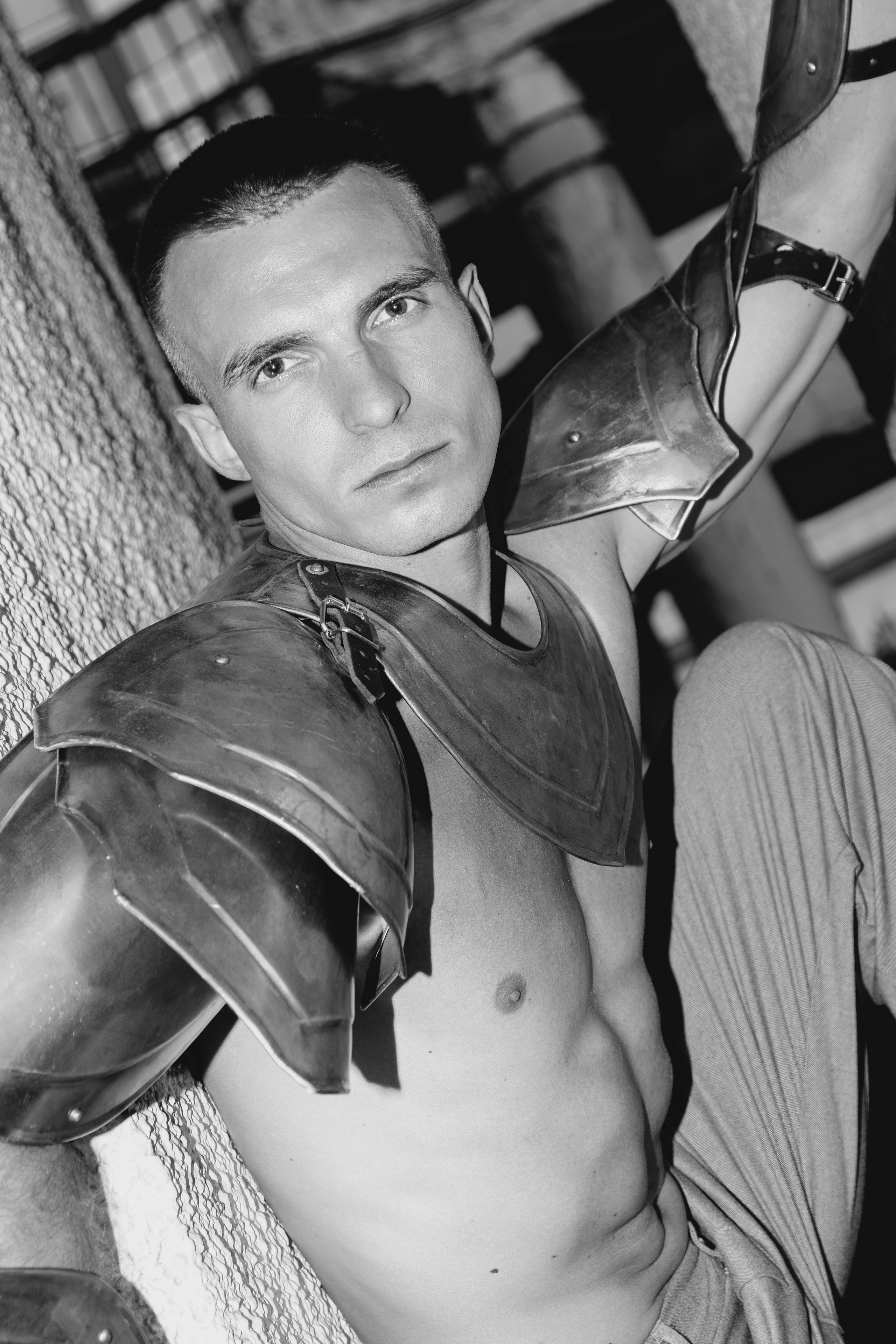 Чёрно белый мужской портрет в рыцарских доспехах