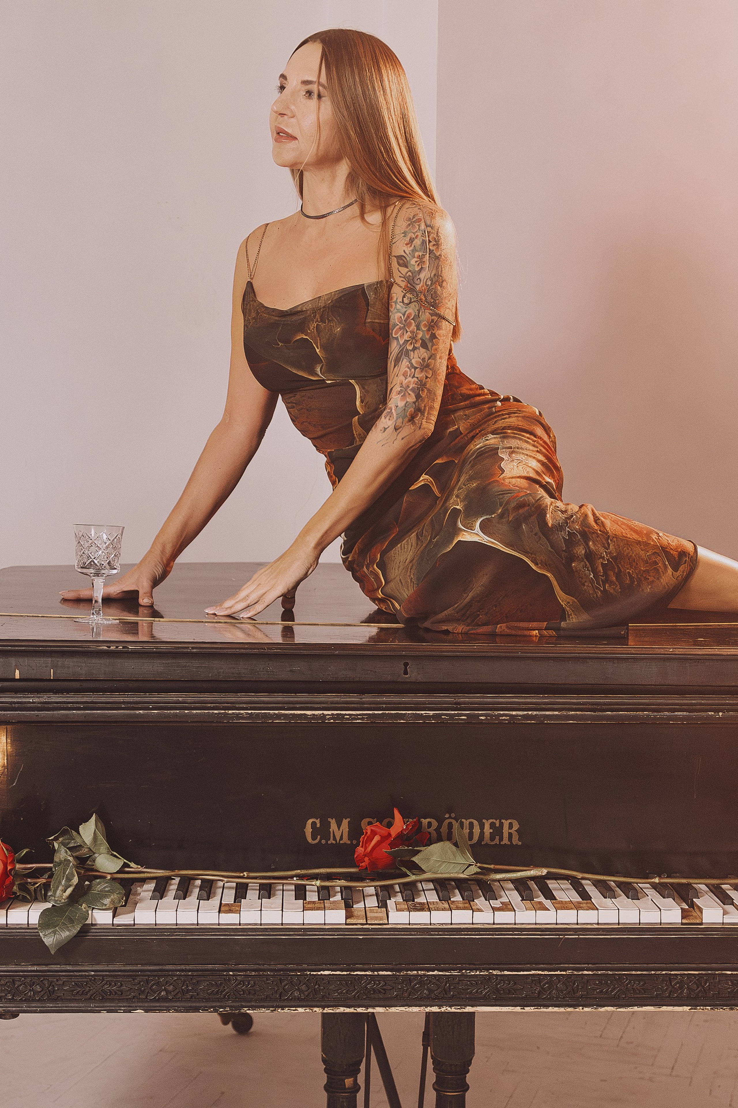 Женская фотосессия в платье в красивой локации в Ростове-на-Дону. Съёмка НЮ в Ростове-на-Дону.