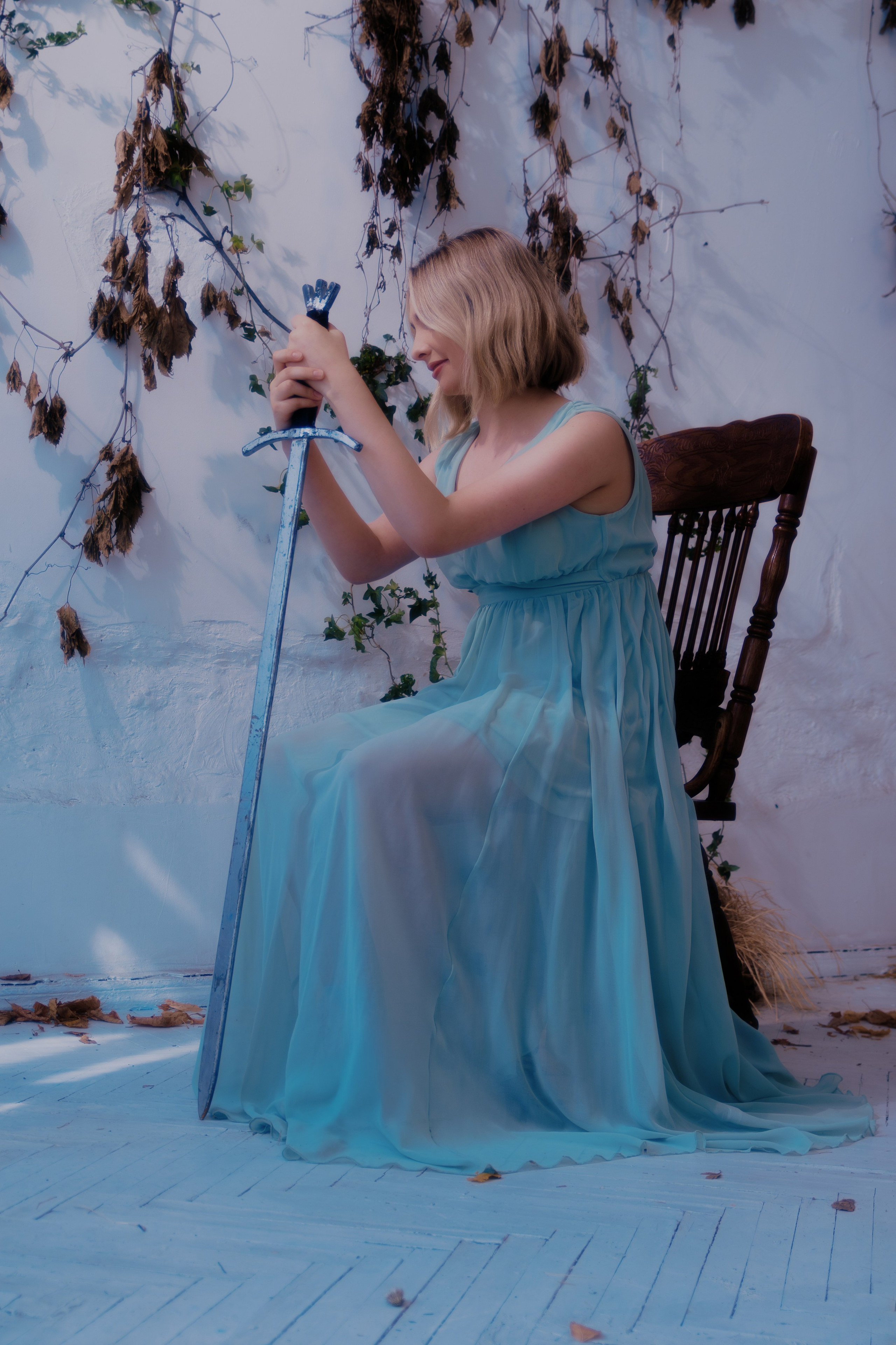 Арт-фотография девушки в декоративных доспехах, сочетающая современность и историю. Творческий подход к классическому образу.