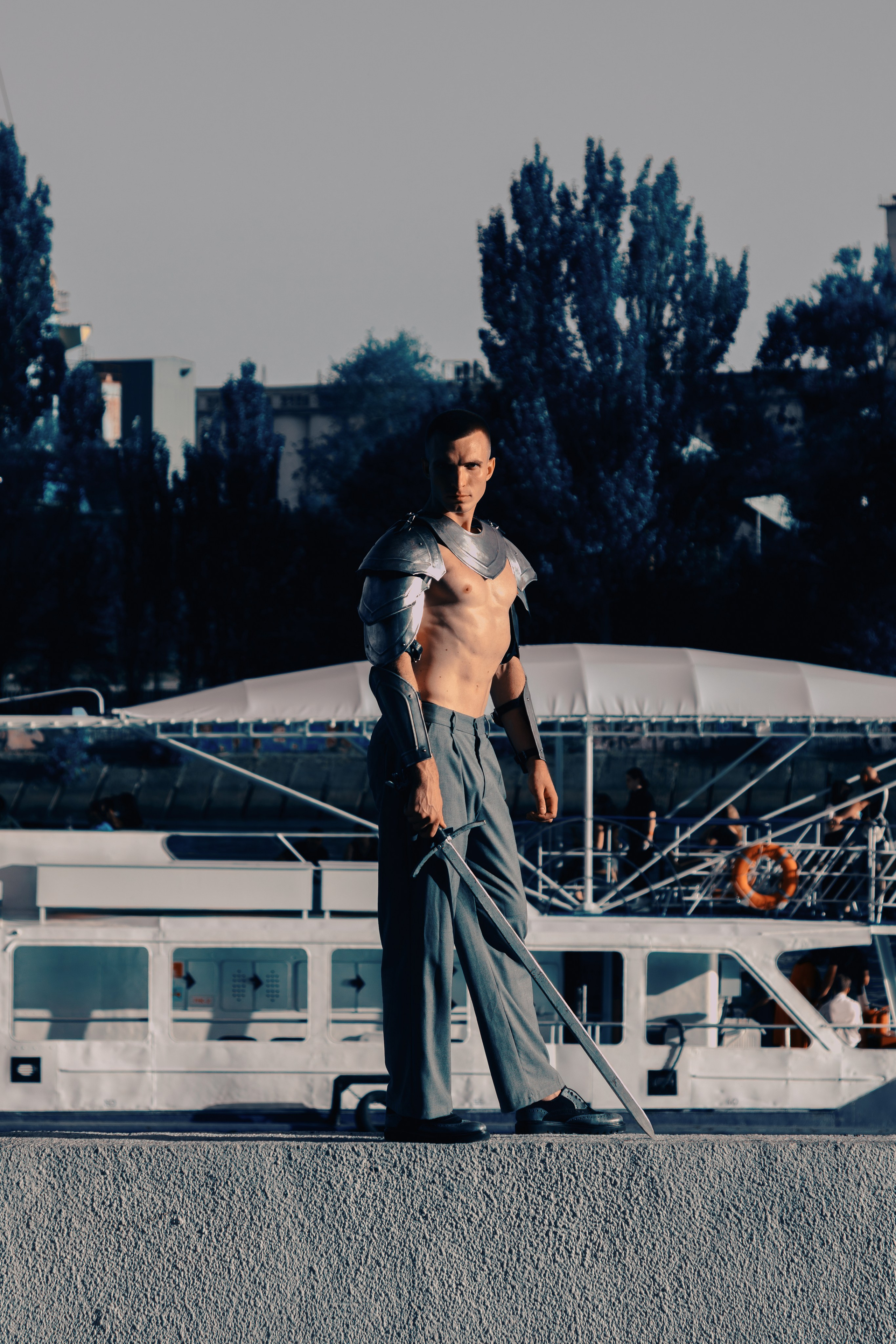 Мужской портрет в рыцарских доспехах на Набережной Ростова-на-Дону