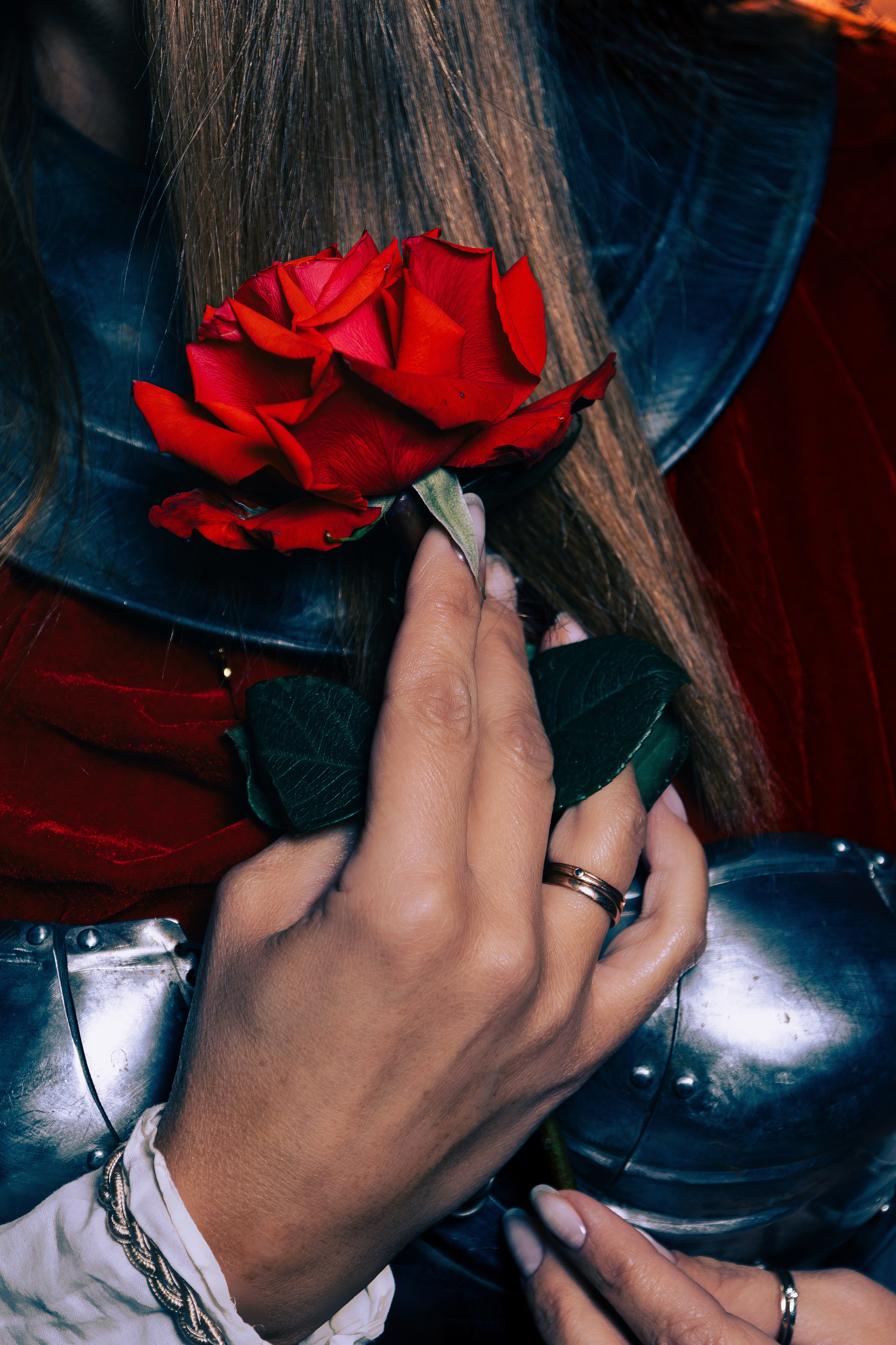 Женская фотосессия в Ростове-на-дону в образе воительницы с доспехами и мечом в поле.