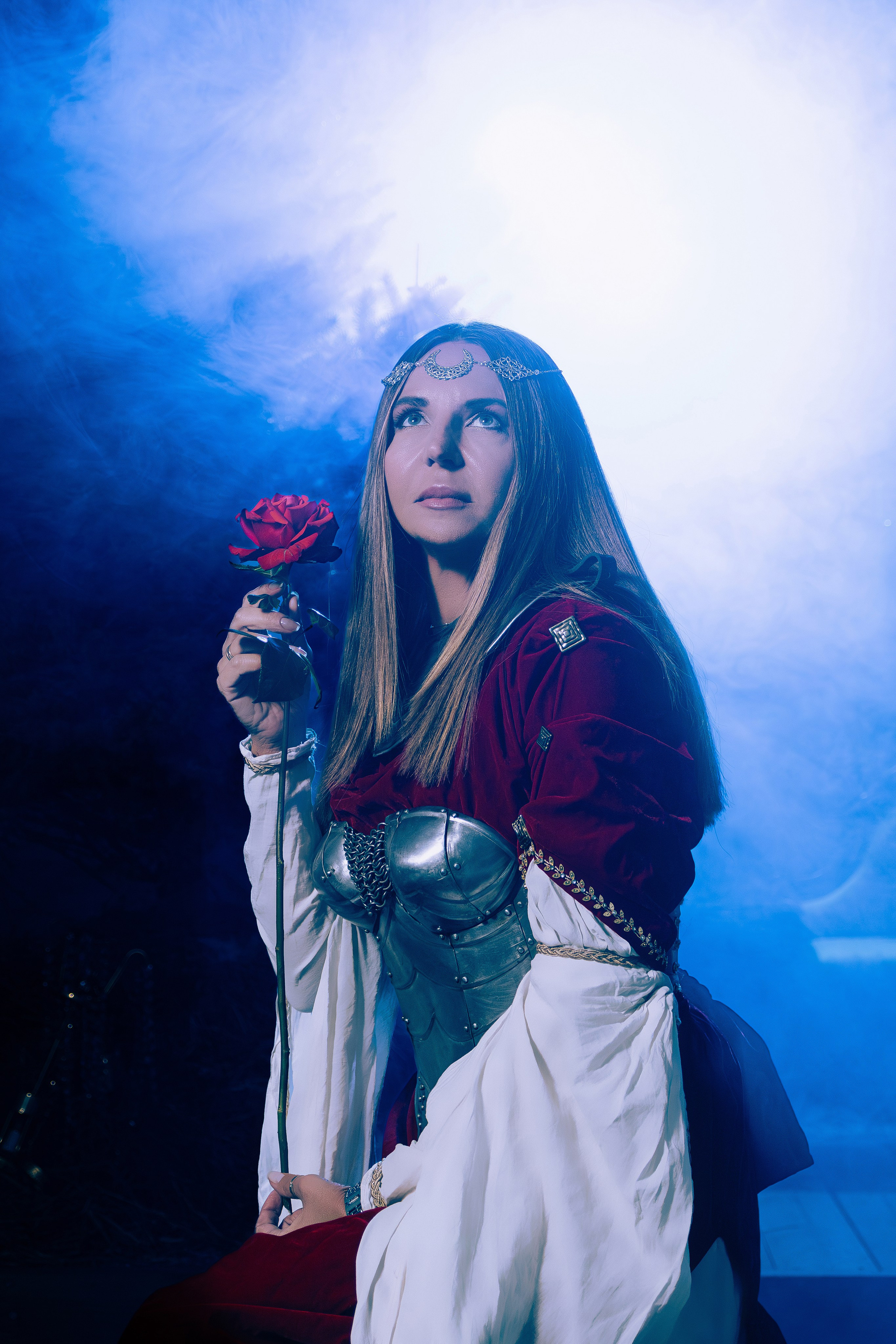 Женская фотосессия в Ростове-на-дону в образе воительницы с доспехами и мечом в поле.