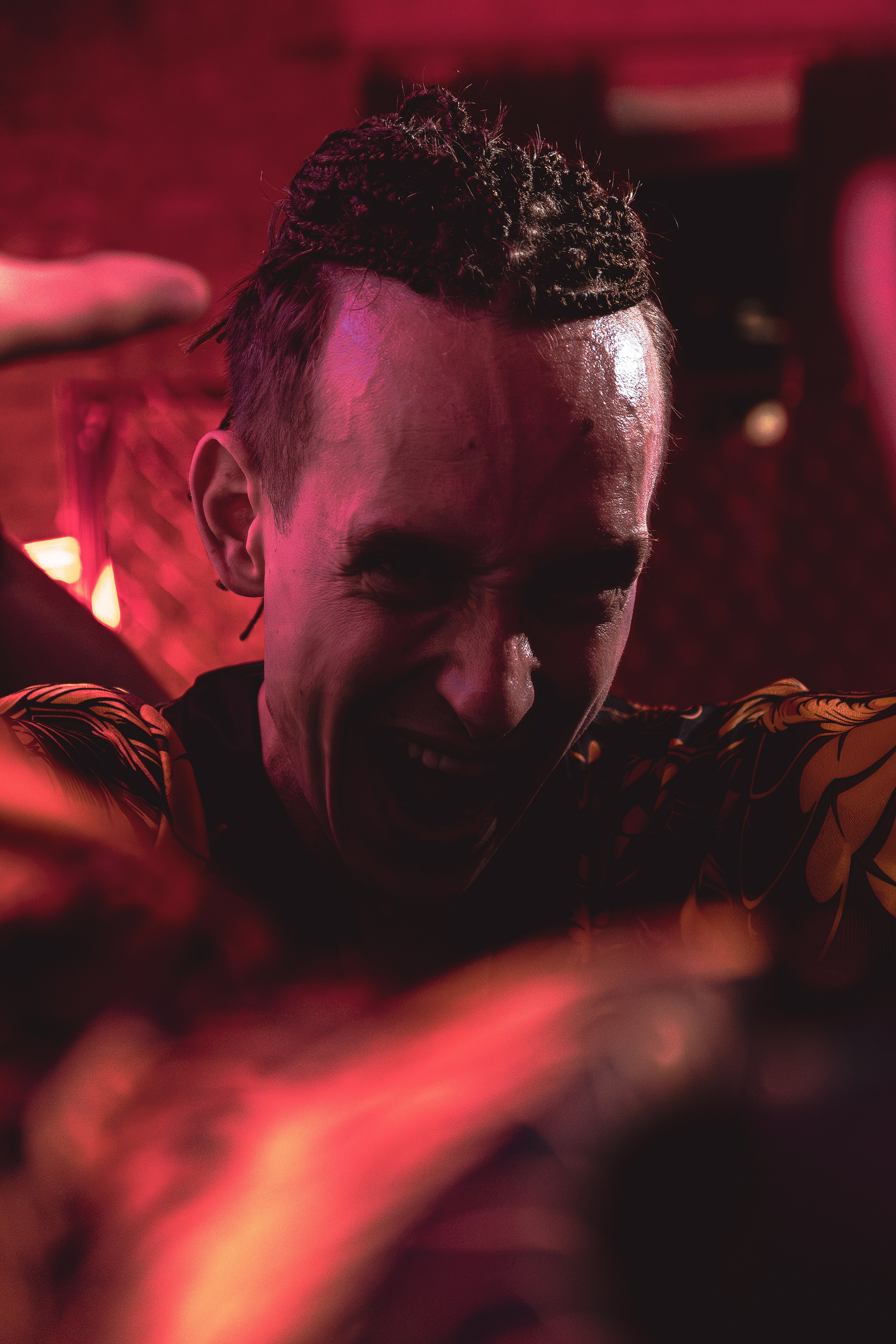 Мужская фотосъёмка в Ростове на Дону. Креативная съёмка с Александром в неоновой студии. Мужской портрет в японском стиле