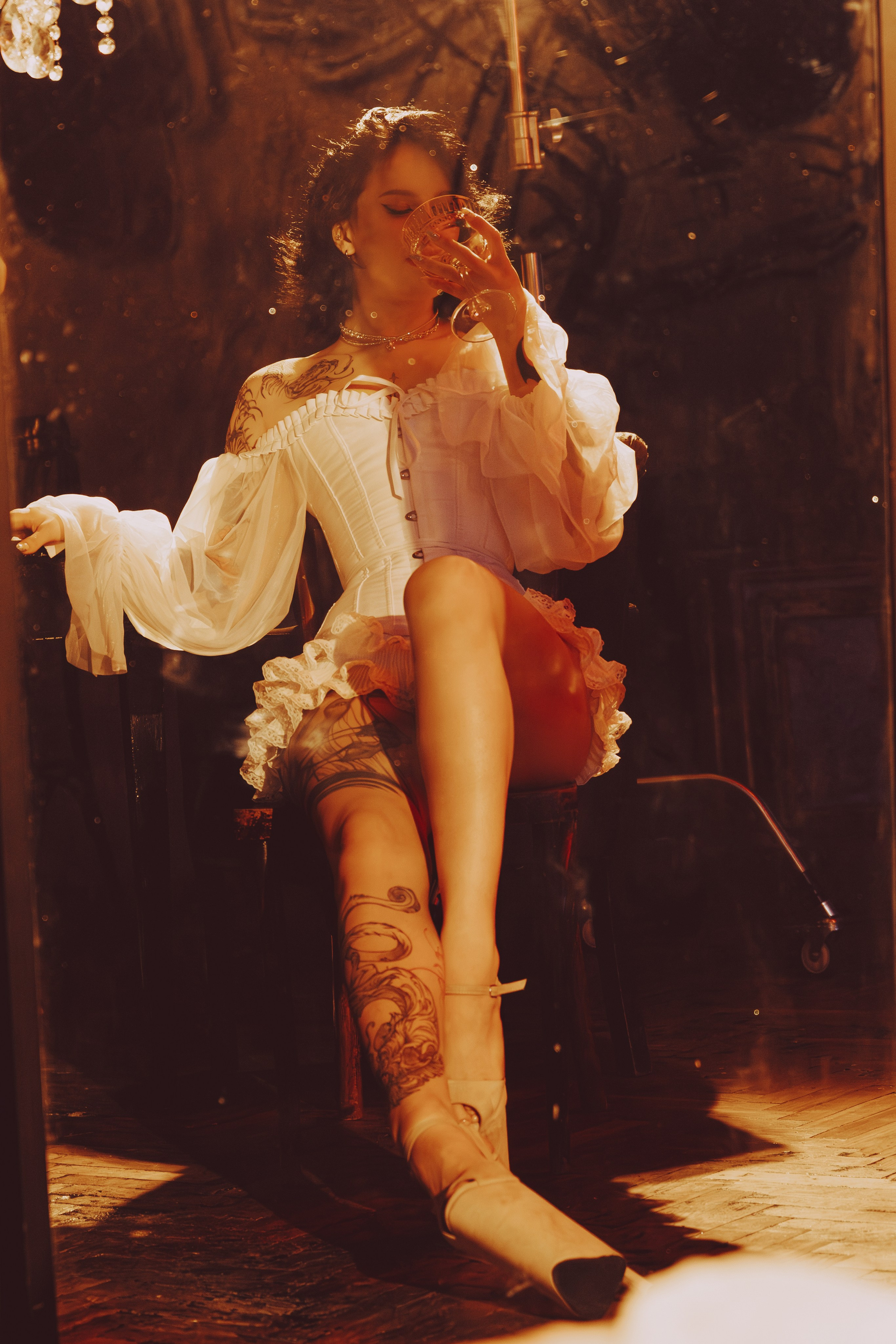 Элегантная ню-съёмка в старинной атмосфере