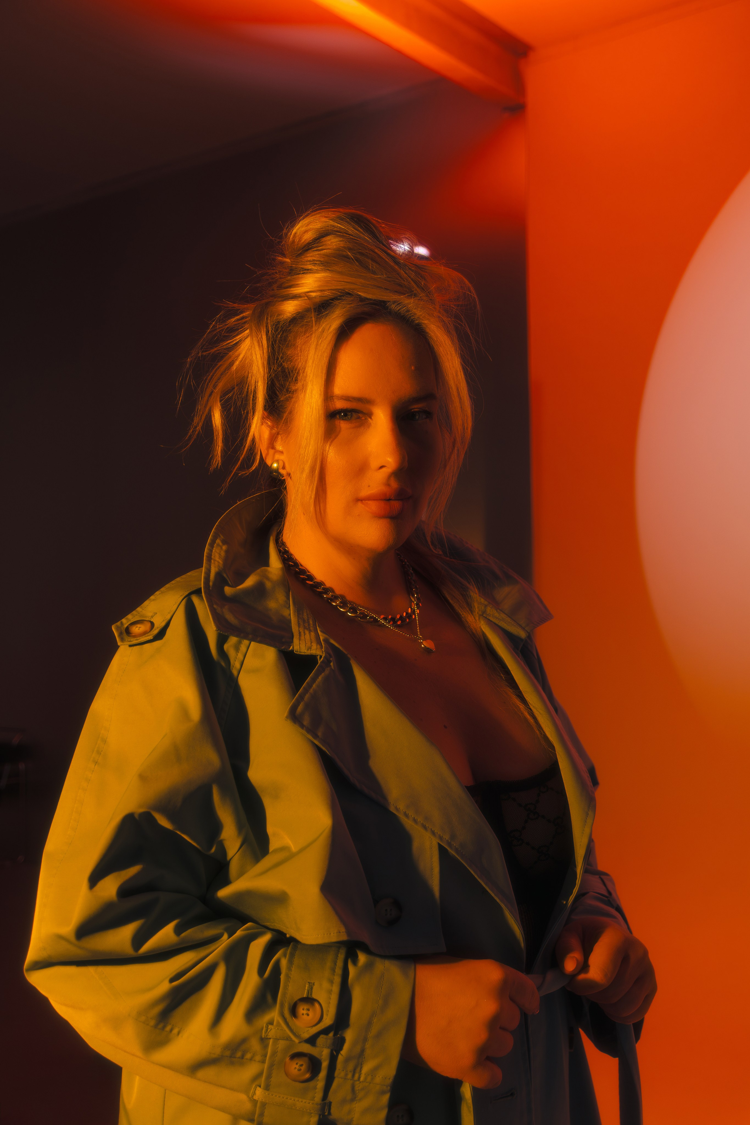 Фотосессия с искусственным светом на студии в стиле фэшн