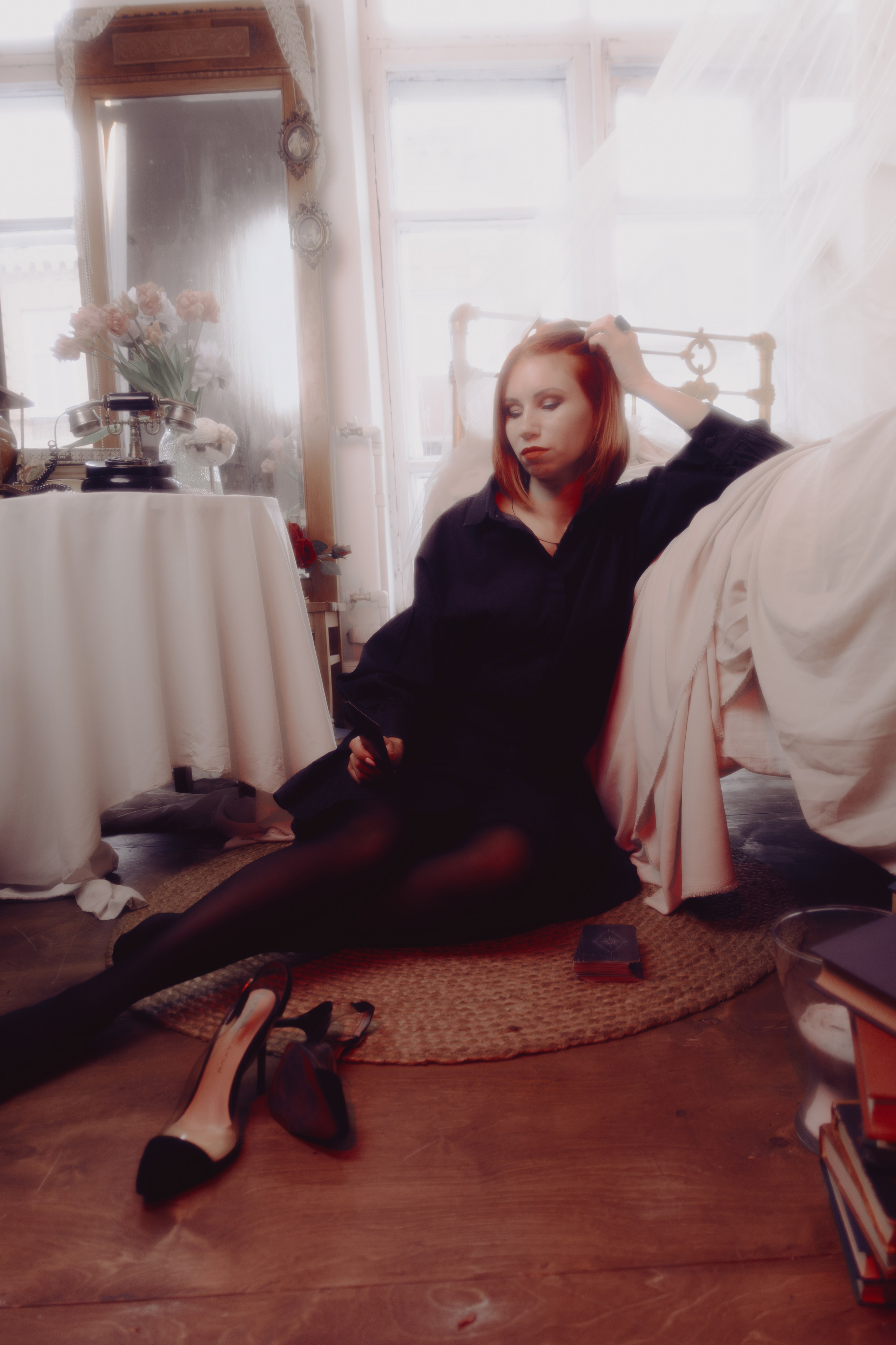 Крупный план мочек ушей и серёг таролога. Детализация подчёркивает изысканность аксессуаров.