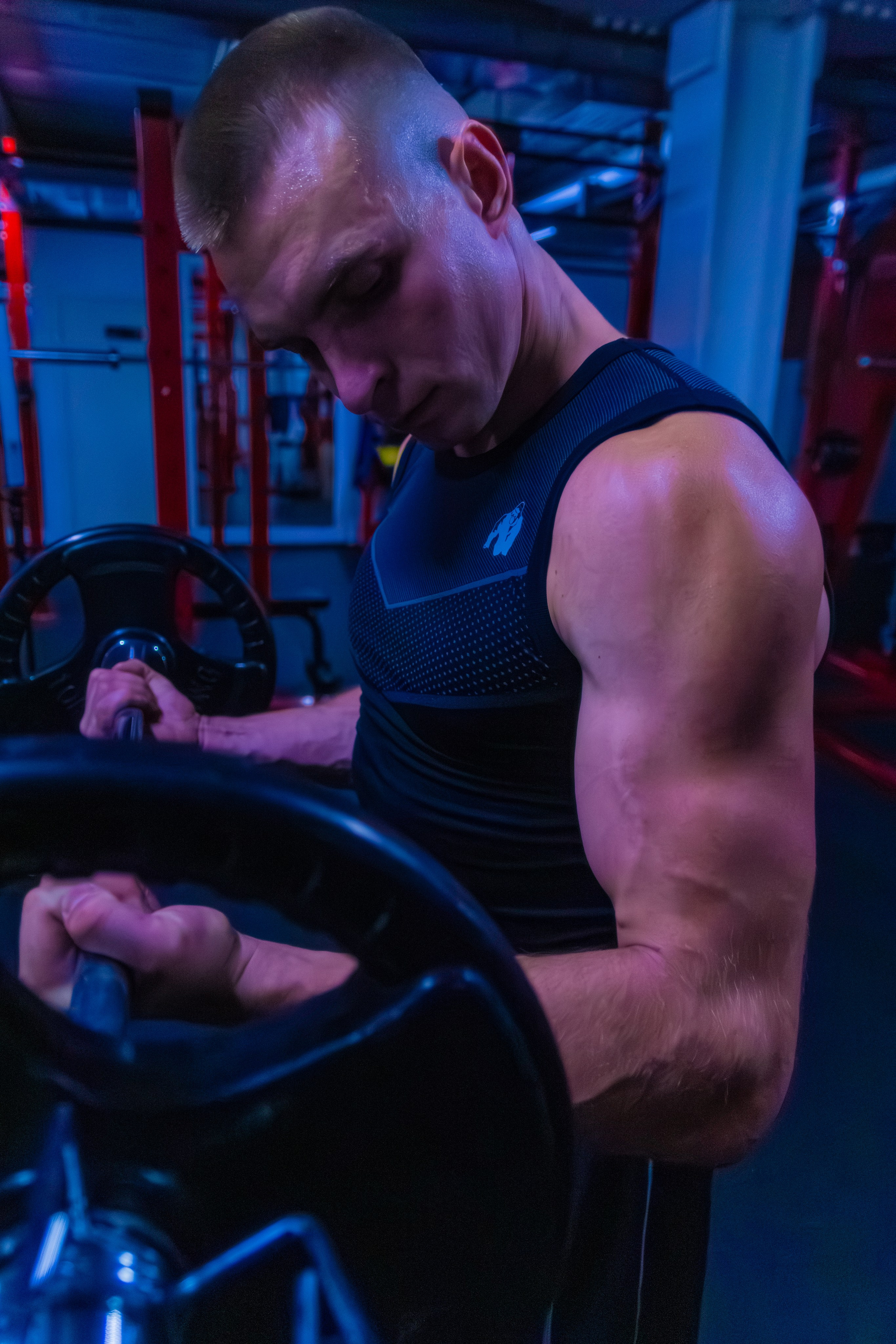 Журнальный портрет атлета с идеальным телосложением в ночном свете.