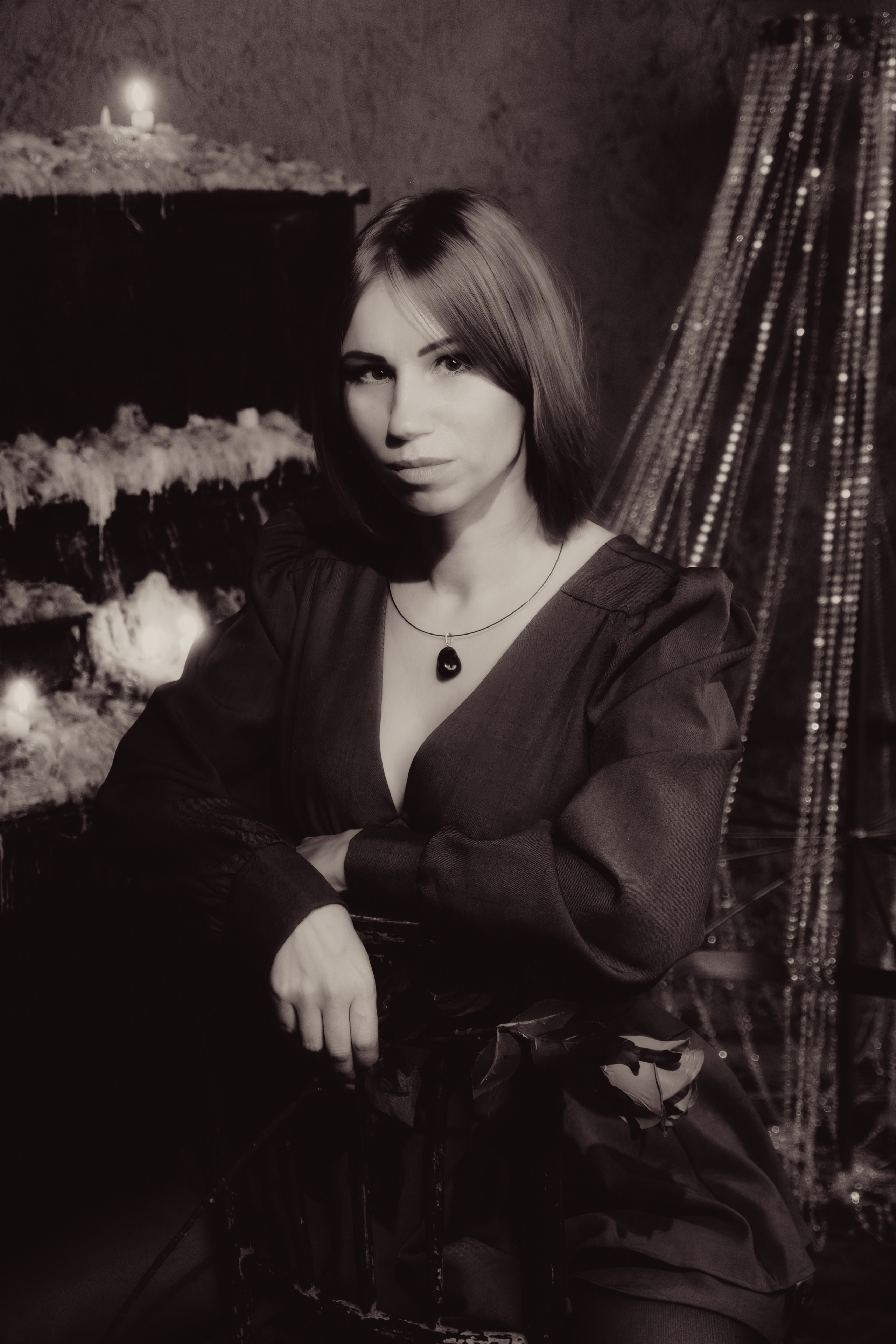 Крупный план волос таролога, падающих на плечо. Текстура и объём переданы с высокой детализацией.