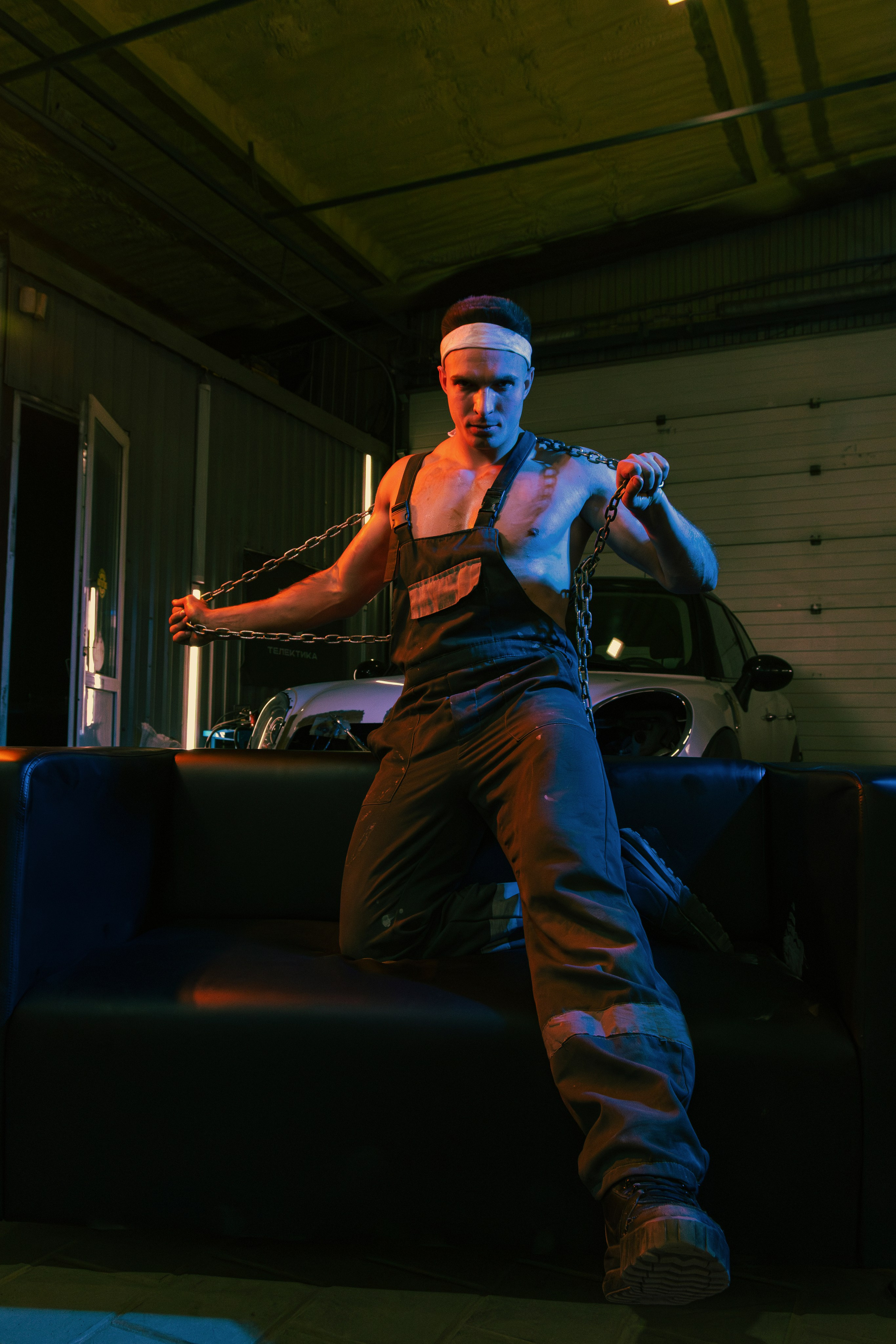 Эксклюзивная съёмка мужского стриптиза в автосервисе Ростова-на-Дону. Креативные образы группы Sextasy.