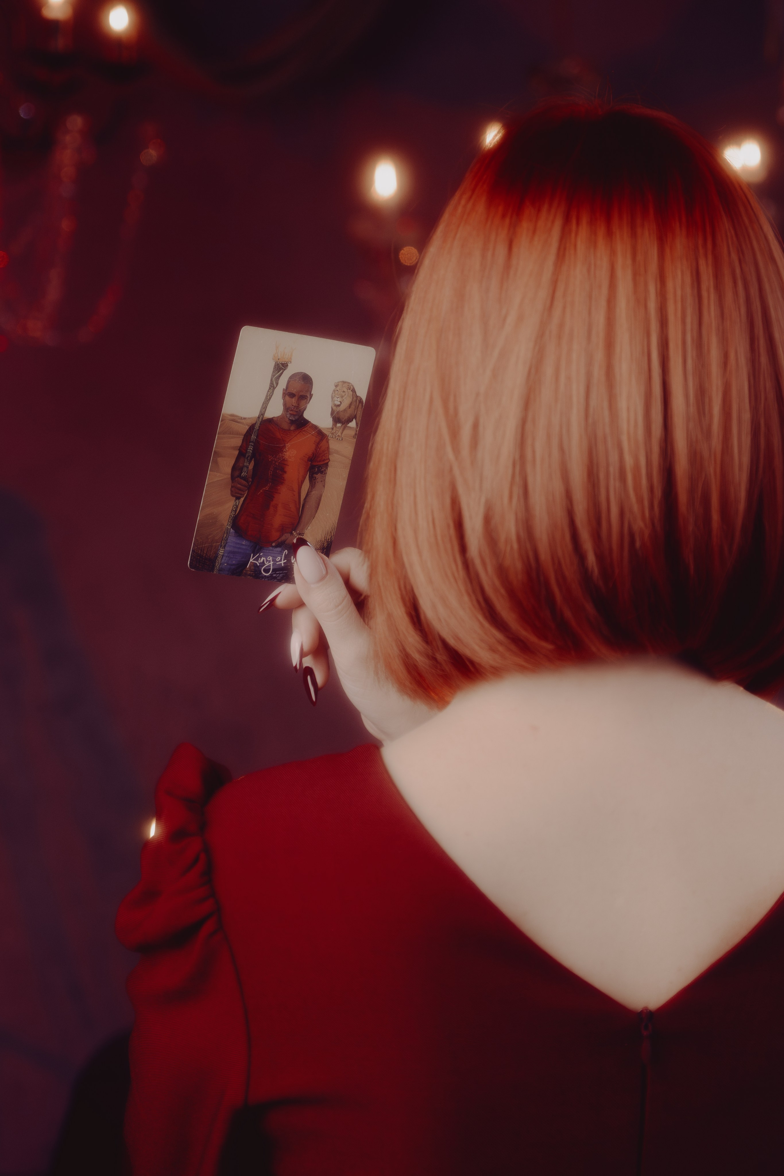 Портрет в полуобороте: таролог задумчиво смотрит вдаль. Тёплая цветовая гамма усиливает ощущение таинственности.