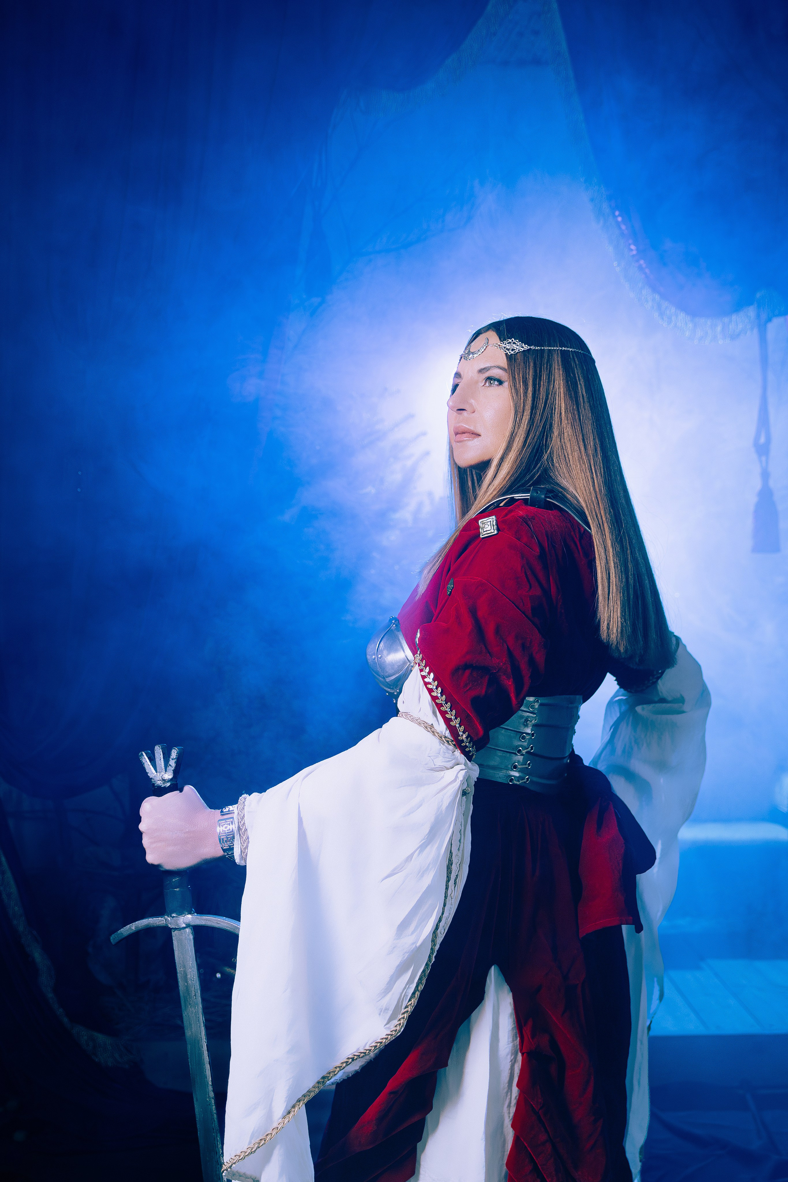 Женская фотосессия в Ростове-на-дону в образе воительницы с доспехами и мечом в поле.