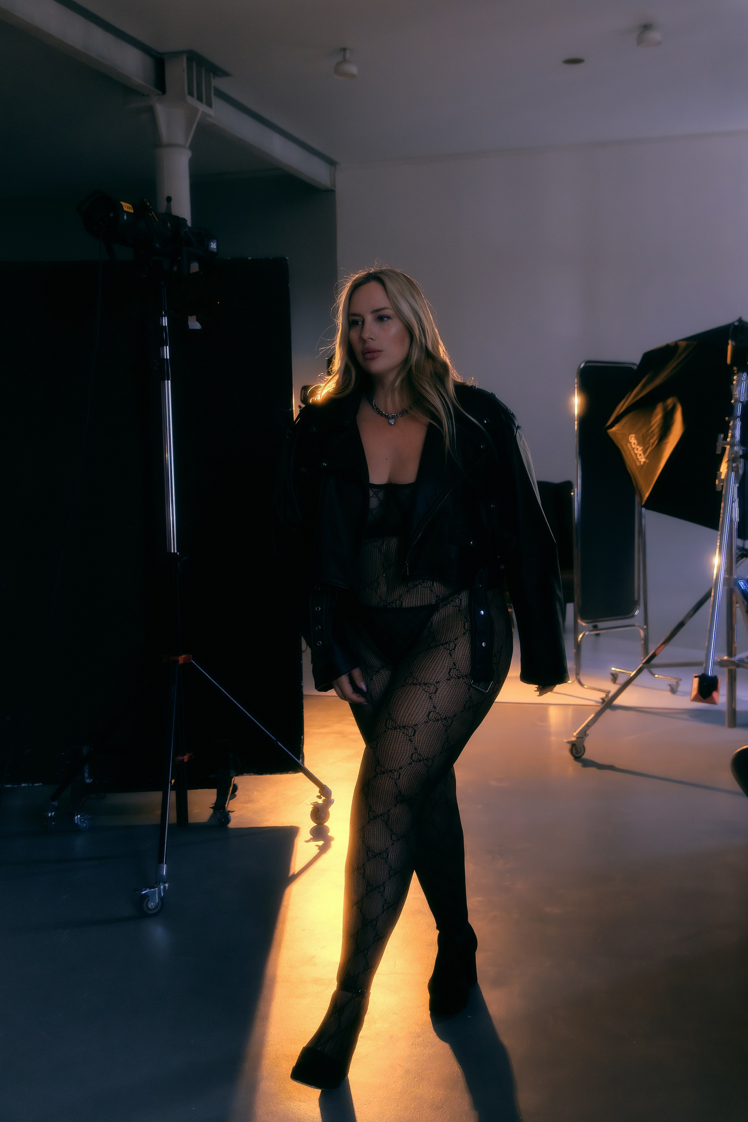 Фотосессия модели плюс сайз в кожаной куртке и нижнем белье