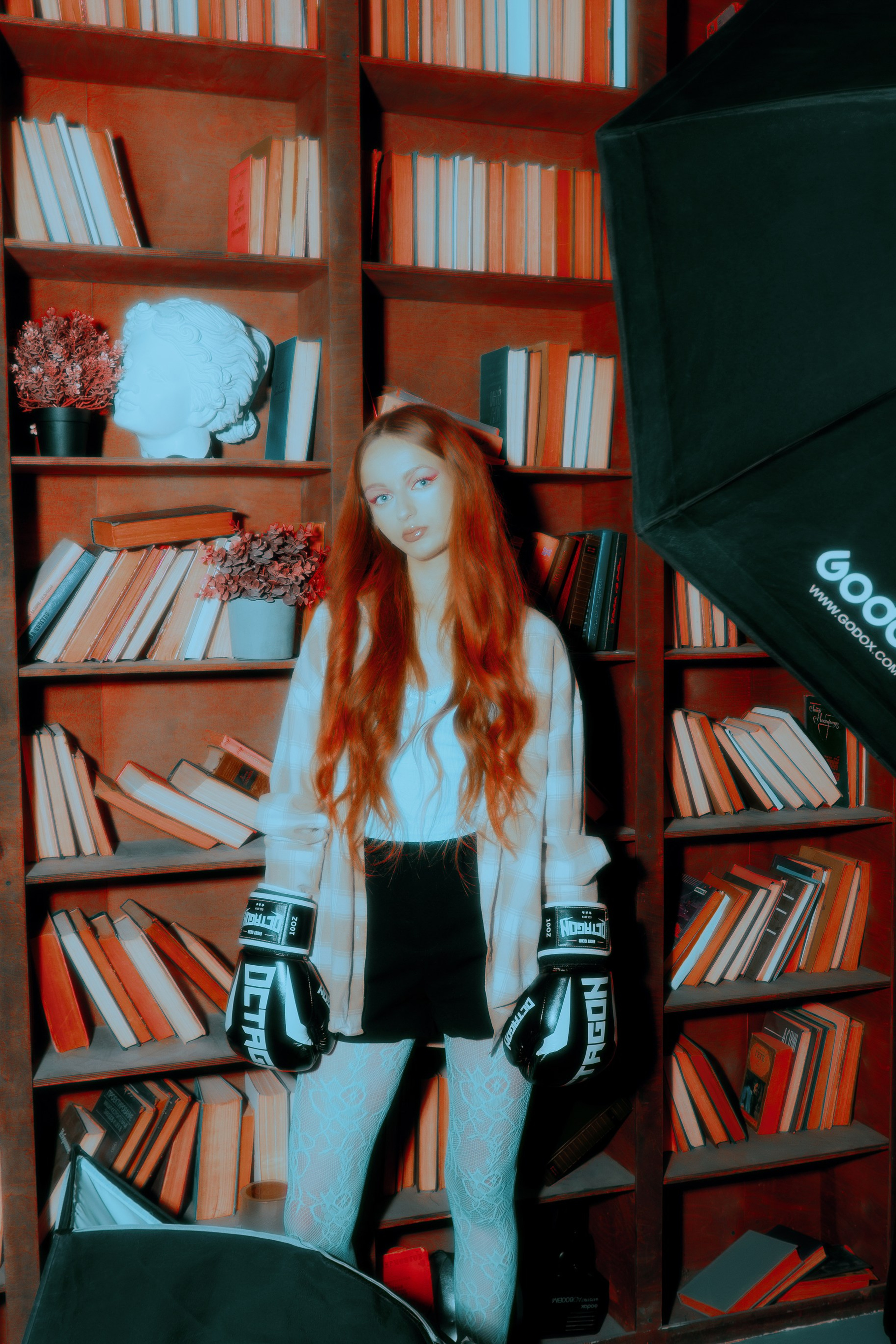 Фэшн фотограф Ростов, фэшн фотосессия с Алёной в студии в Ростове-на-Дону, женский фэшн фотограф LaKazaretto, креативная женская фотосессия, эстетичные фото девушки 