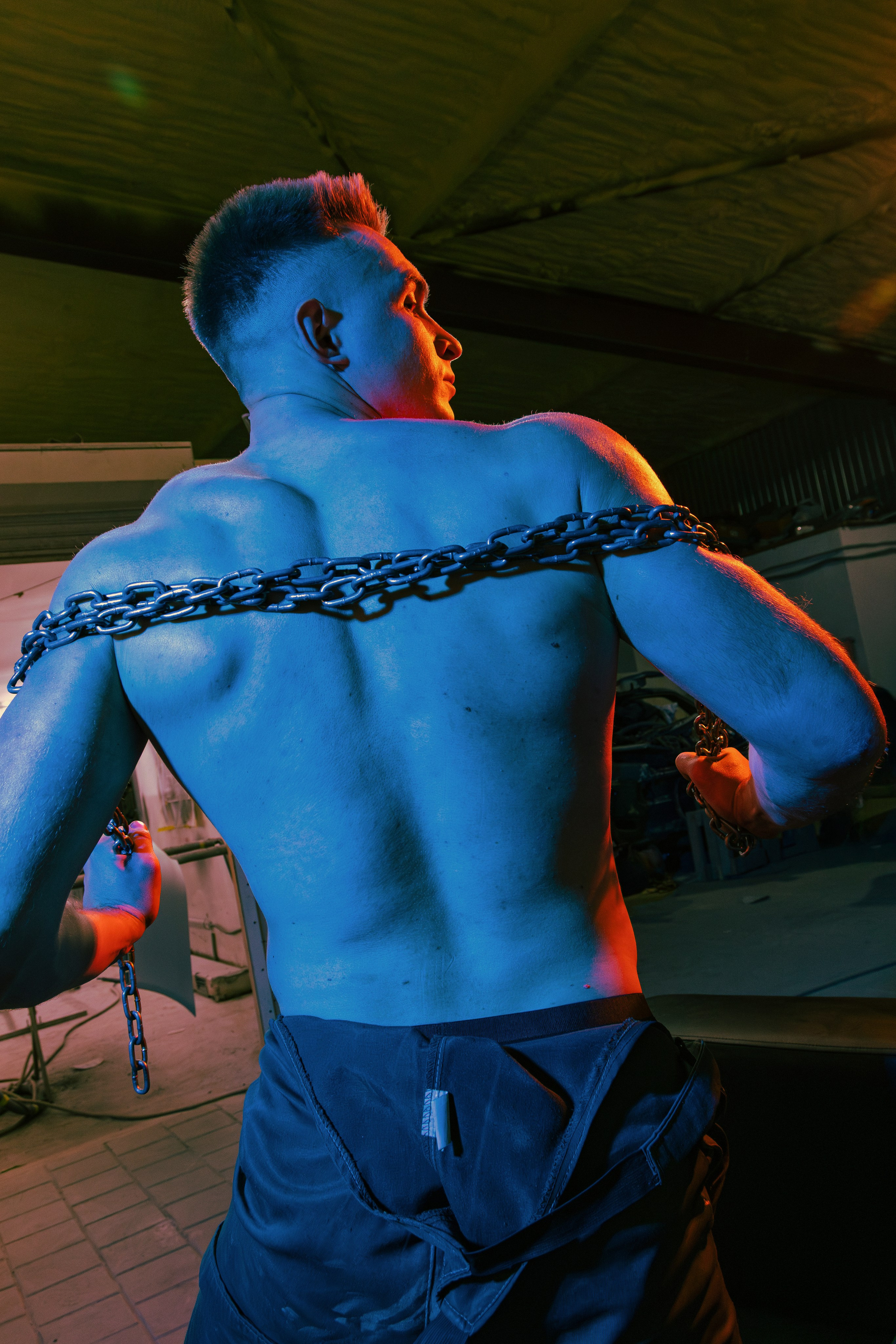 Креативная съёмка мужчин в костюмах маляров в Ростове-на-Дону. Профессиональная работа с группой Sextasy.