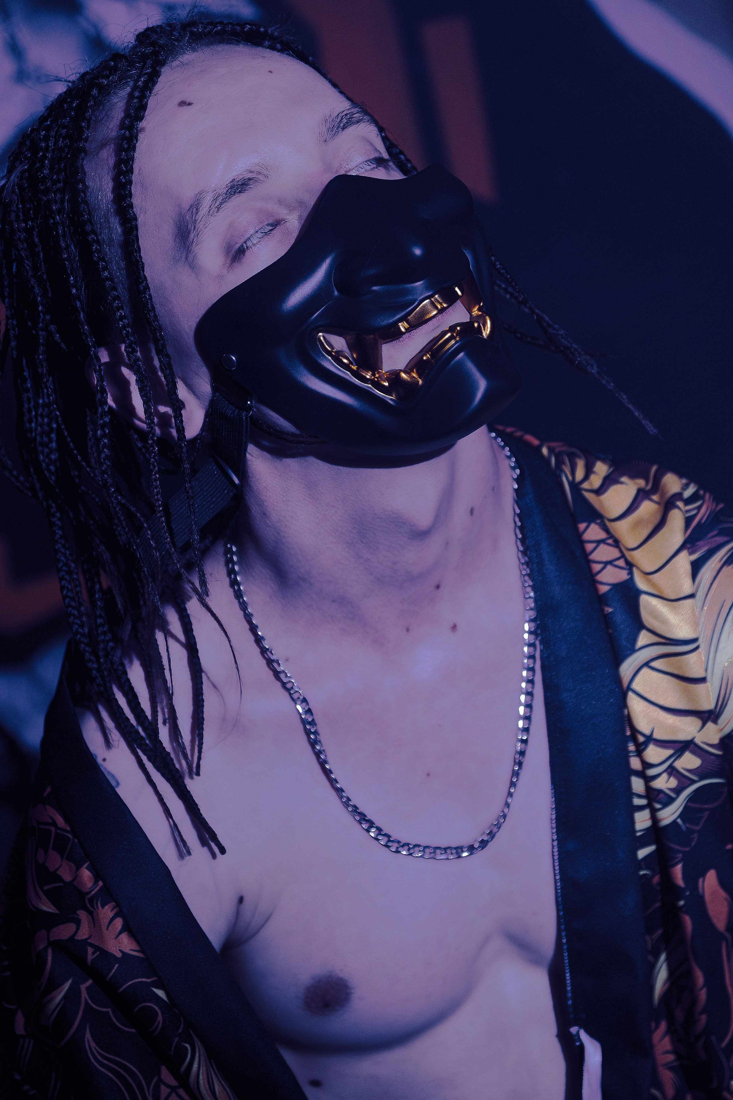 Мужская фотосъёмка в Ростове на Дону. Креативная съёмка с Александром в неоновой студии. Мужской портрет в японском стиле