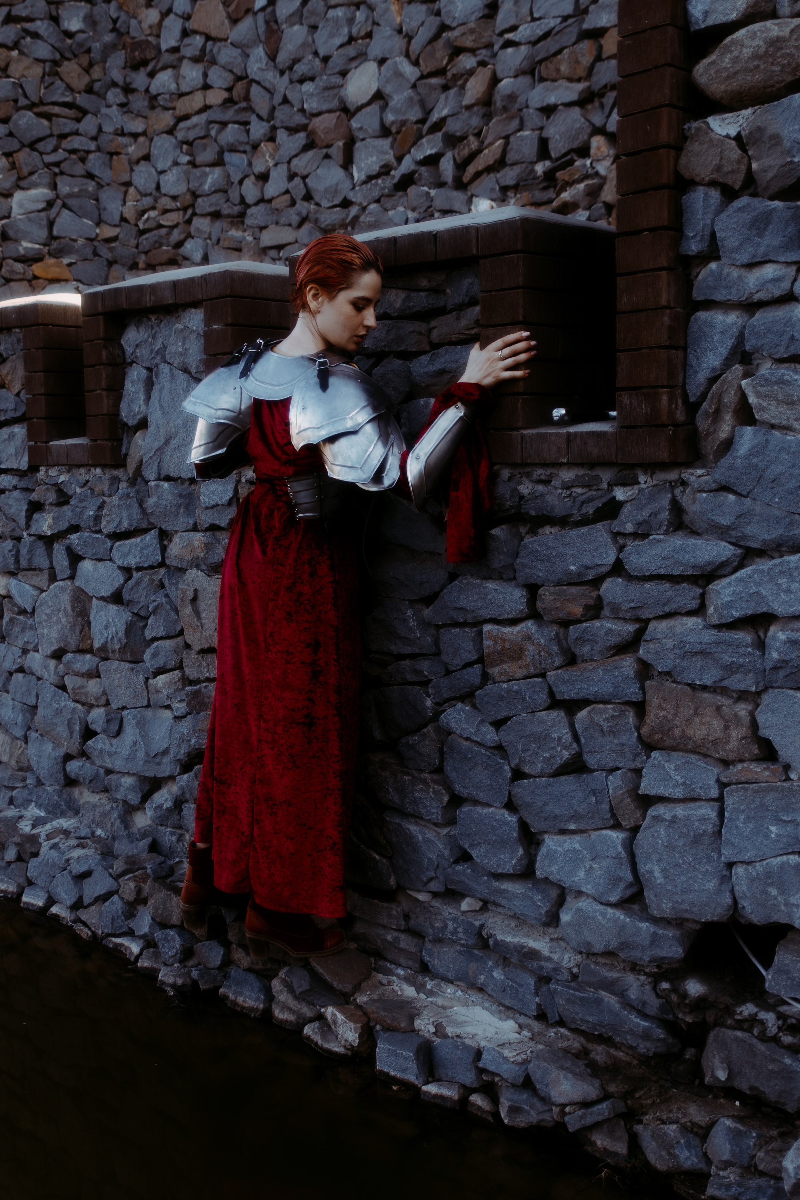 Девушка рыцарь перебирается по воде возле рыцарского замка