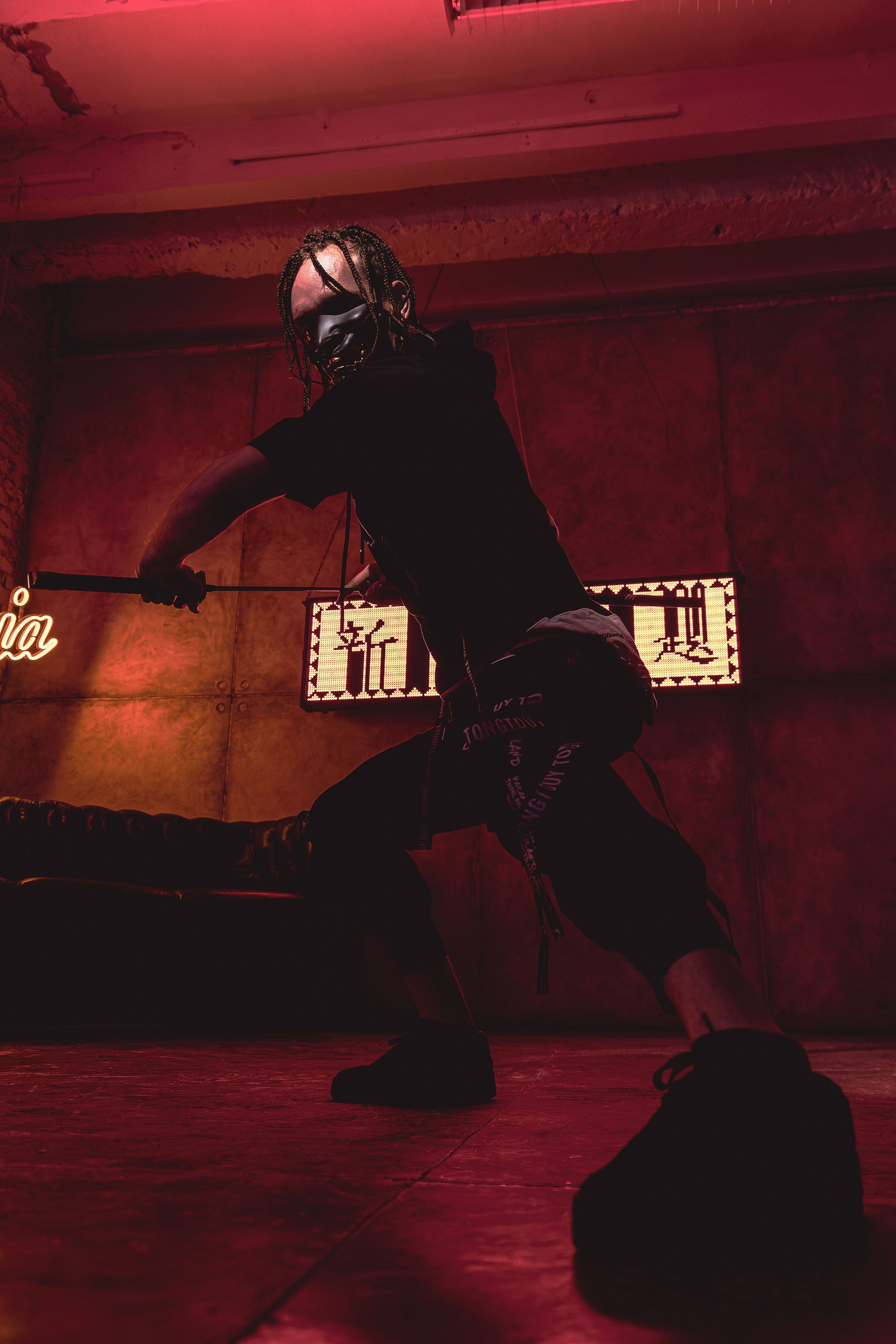 Мужская фотосъёмка в Ростове на Дону. Креативная съёмка с Александром в неоновой студии. Мужской портрет в японском стиле