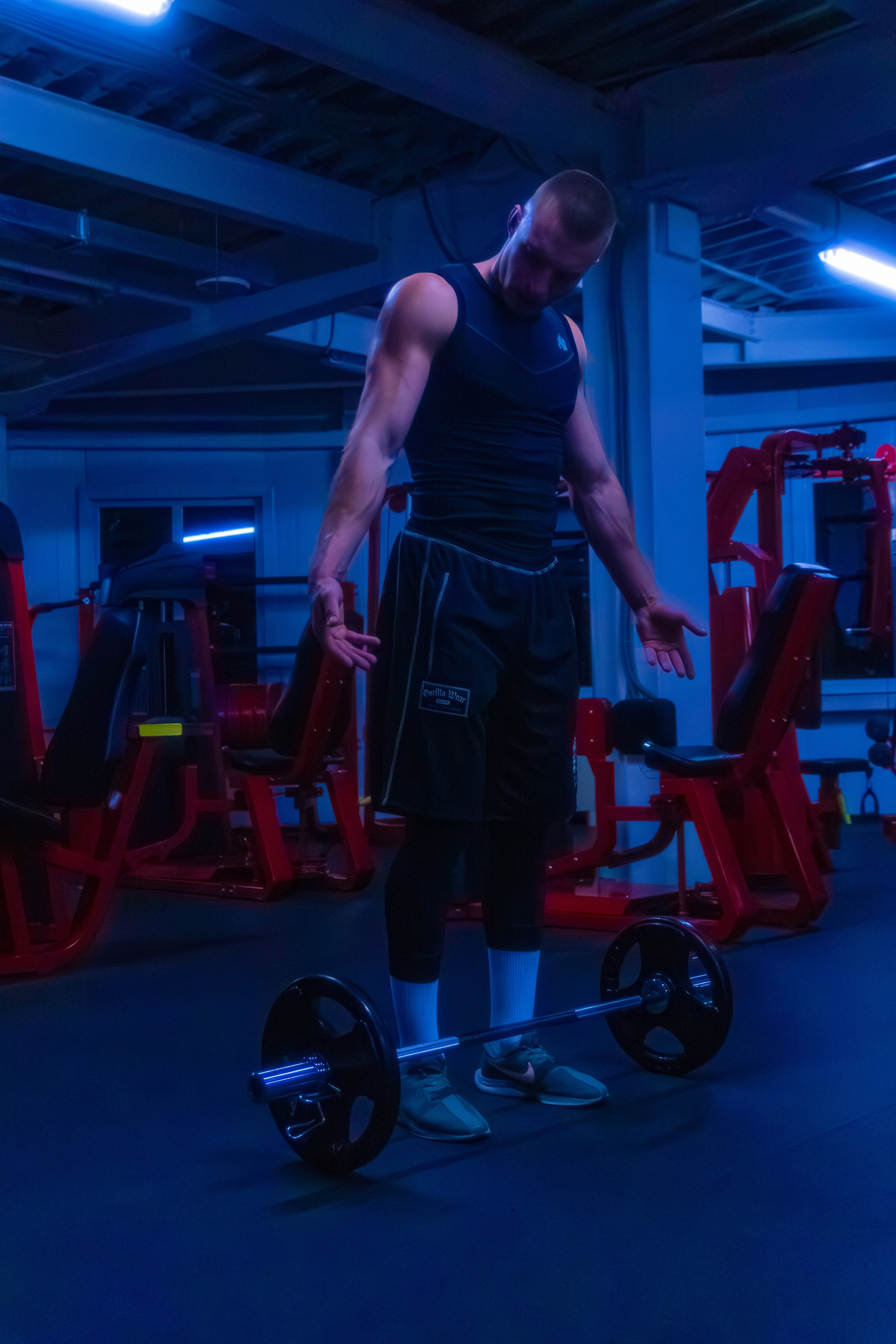 Роскошная фотография фитнес-эксперта, где цветной свет создает драматический эффект.