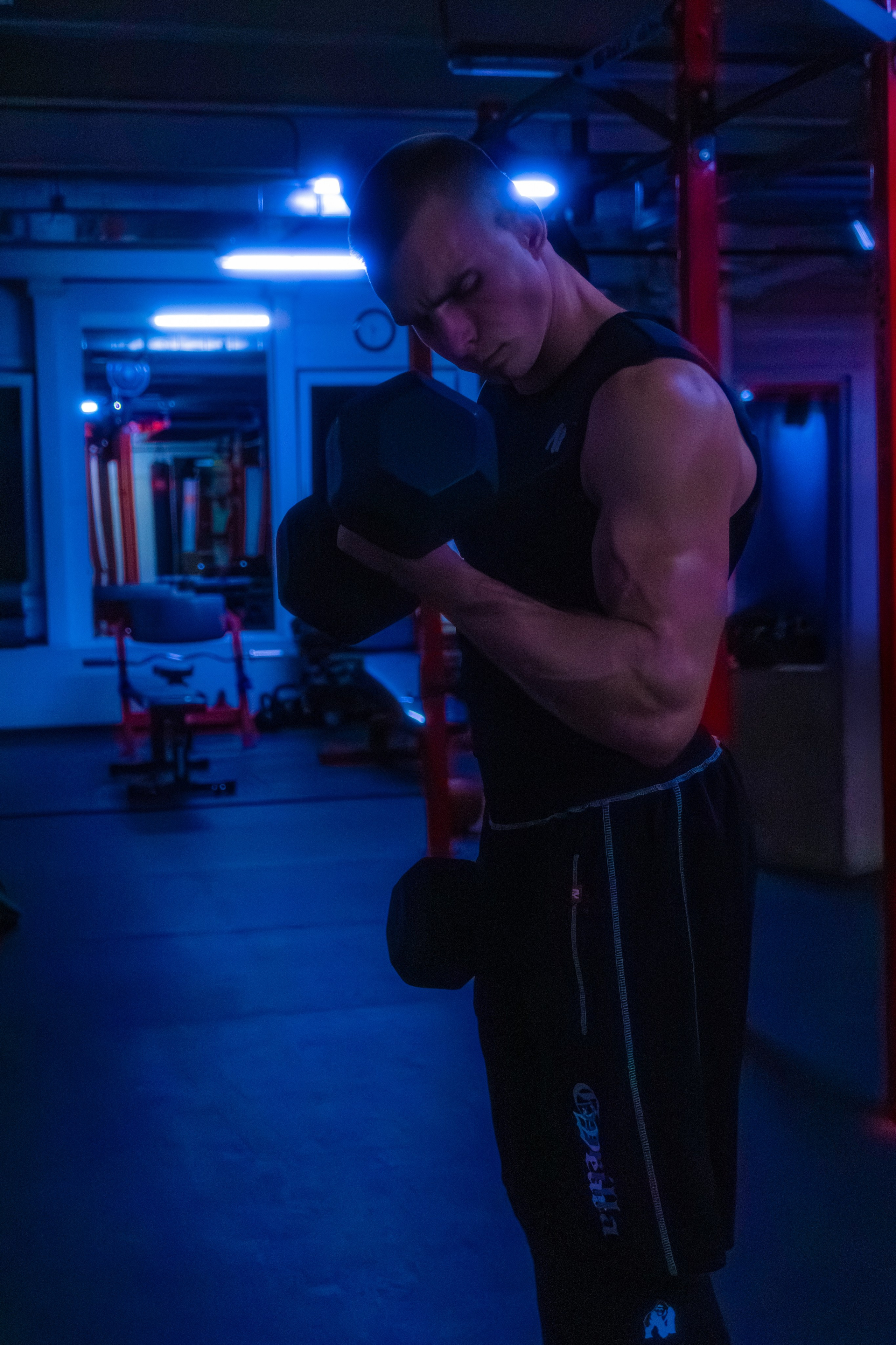 Роскошная фотография атлета в современном зале, передающая силу и уверенность.